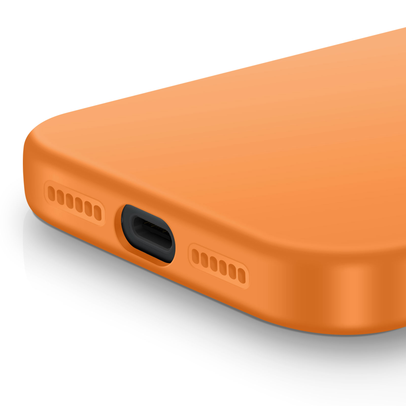 Gros plan d'une coque de téléphone orange. Montre le port de chargement, les trous du haut-parleur et un bord incurvé. Fond blanc.