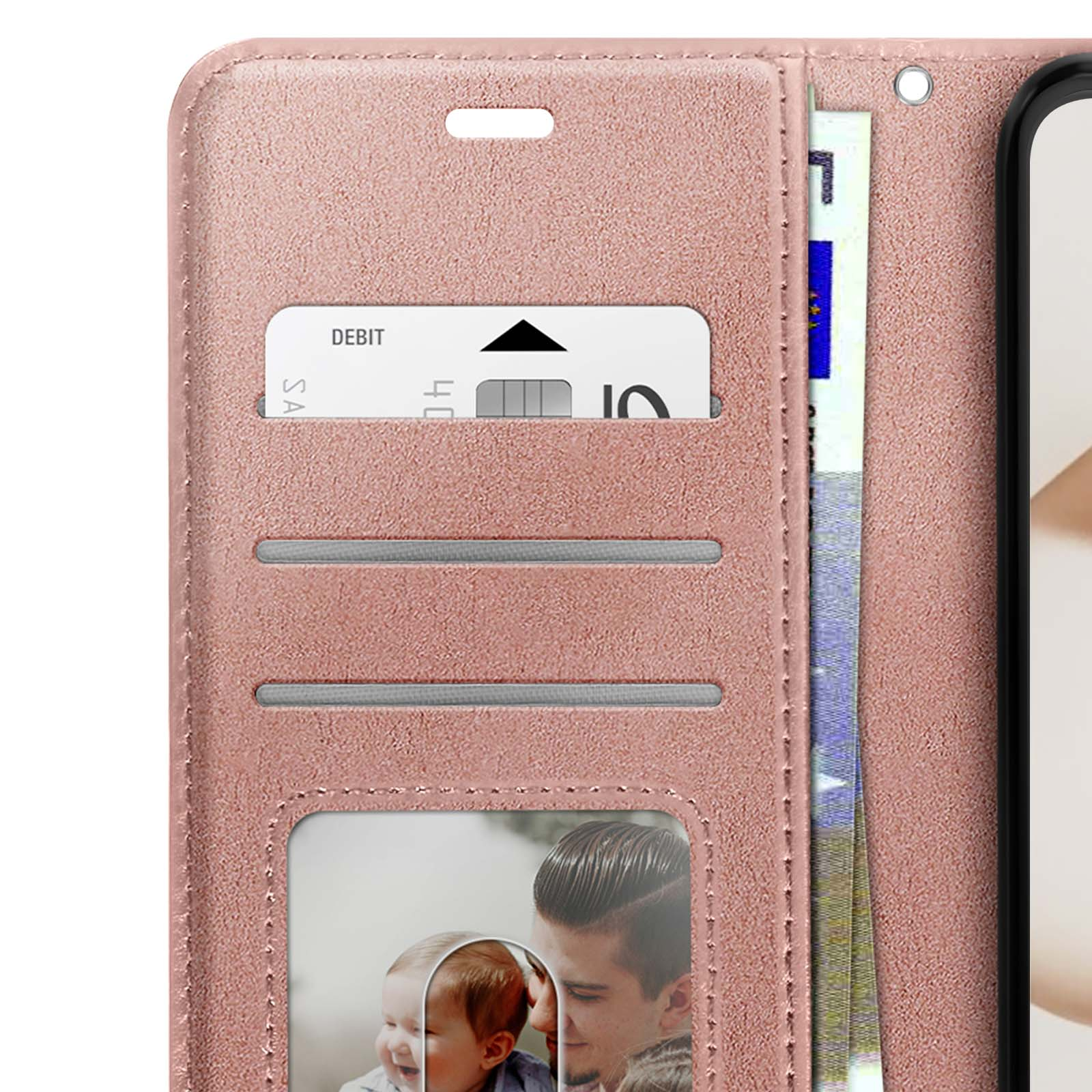 Roze telefoonhoesje met kaartsleuven. Een bankpas en valuta zijn zichtbaar. Er is een baby- en mannenfoto.