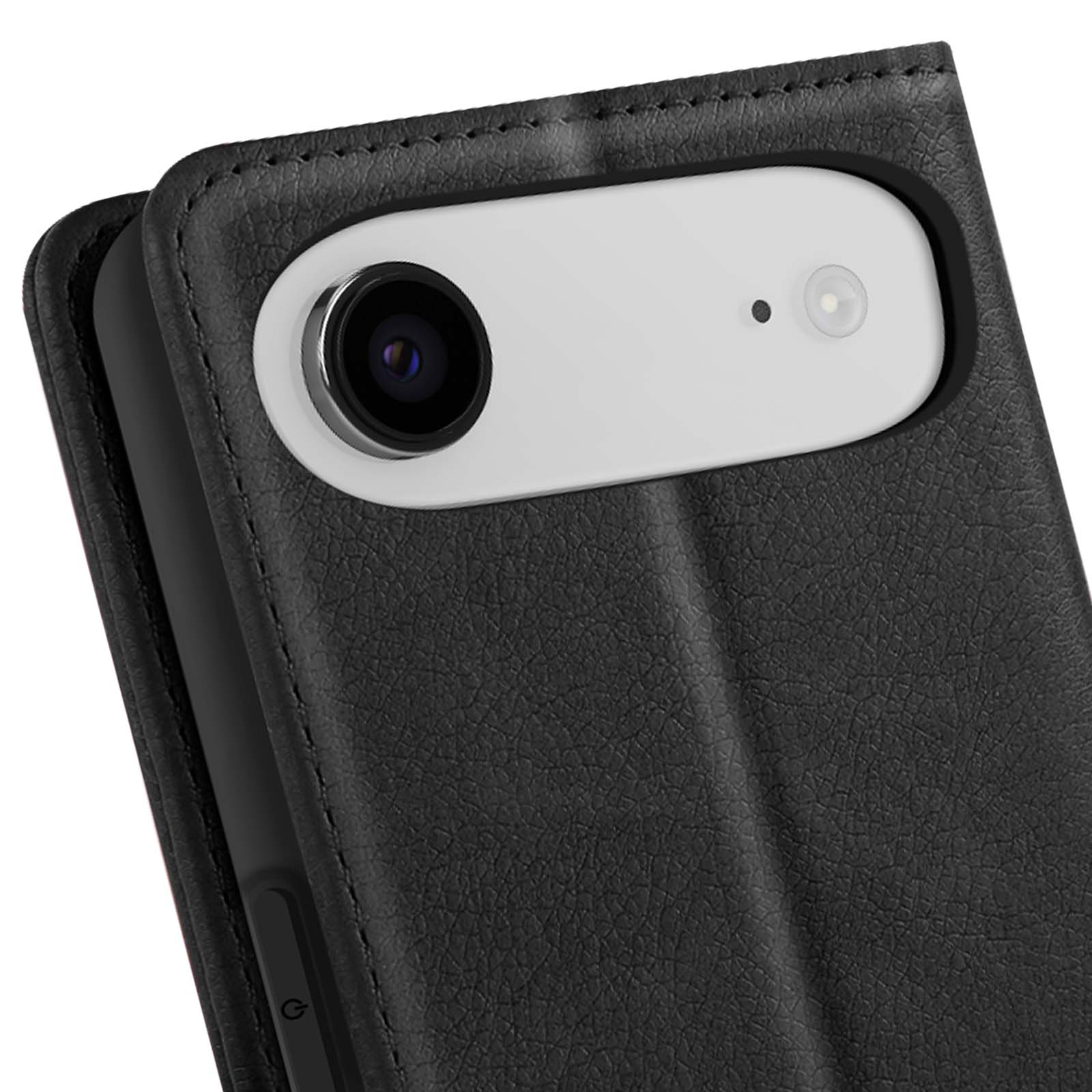 Primo piano di una custodia per telefono in pelle nera con modulo fotocamera bianco. Obiettivo e flash visibili.