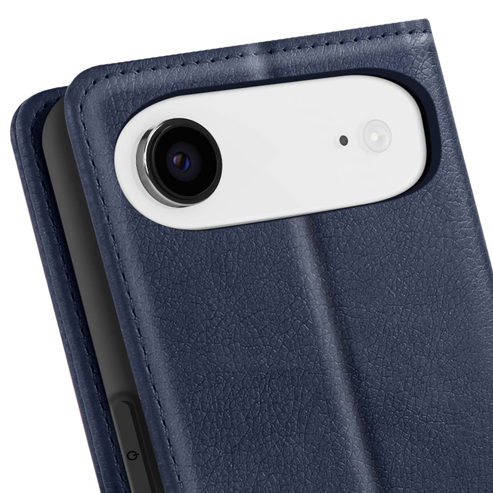 Primo piano di una custodia per telefono in pelle blu con modulo fotocamera bianco. La fotocamera ha un obiettivo nero.