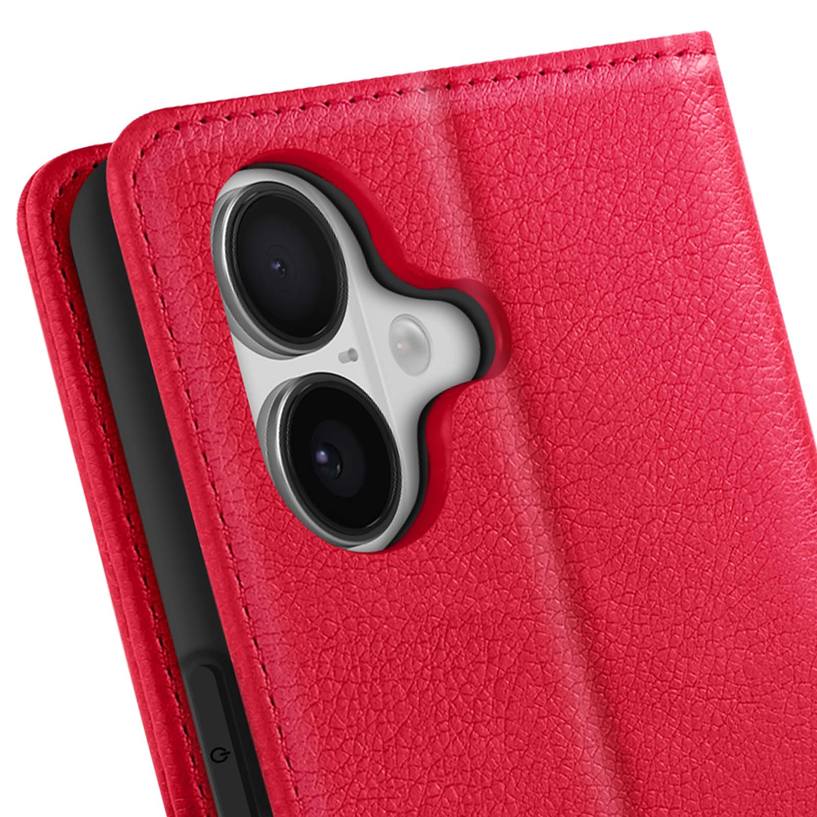 Primo piano di una custodia per telefono in pelle rossa con modulo fotocamera. La custodia ha una superficie strutturata e bordi cuciti.