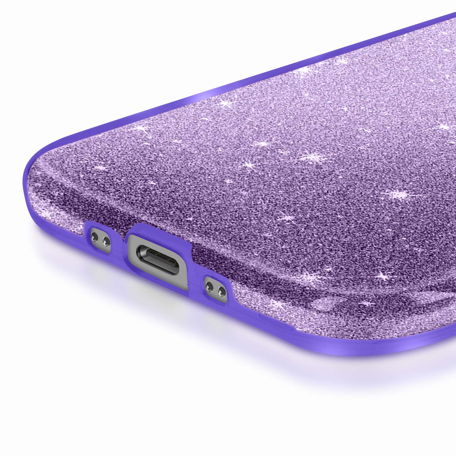 Gros plan sur une coque de téléphone à paillettes violettes. Montre le bord inférieur avec un port de chargement et des trous de haut-parleur sur fond blanc.