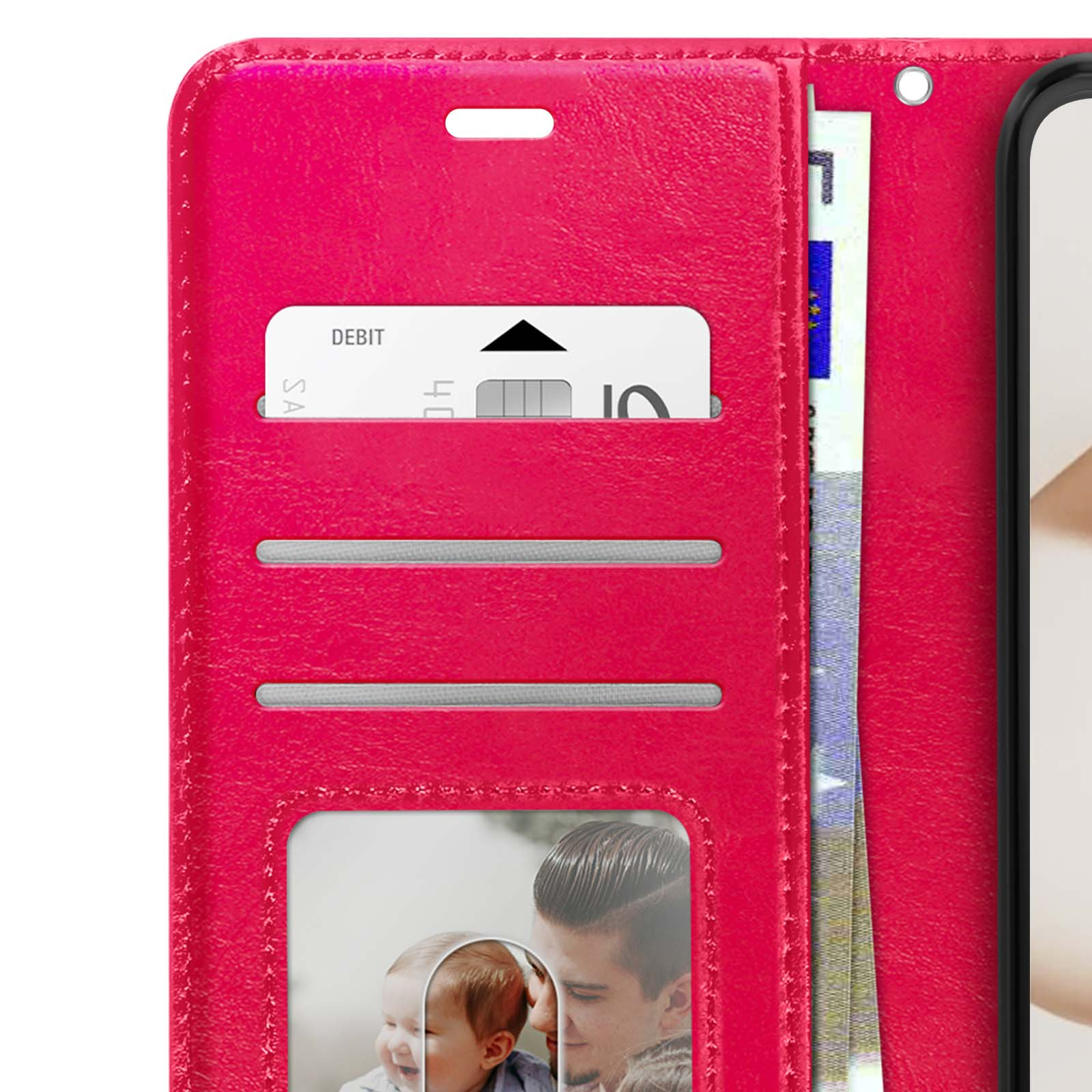 Un étui de téléphone rose avec une carte de débit, une photo et une facture. Un téléphone est visible à droite.