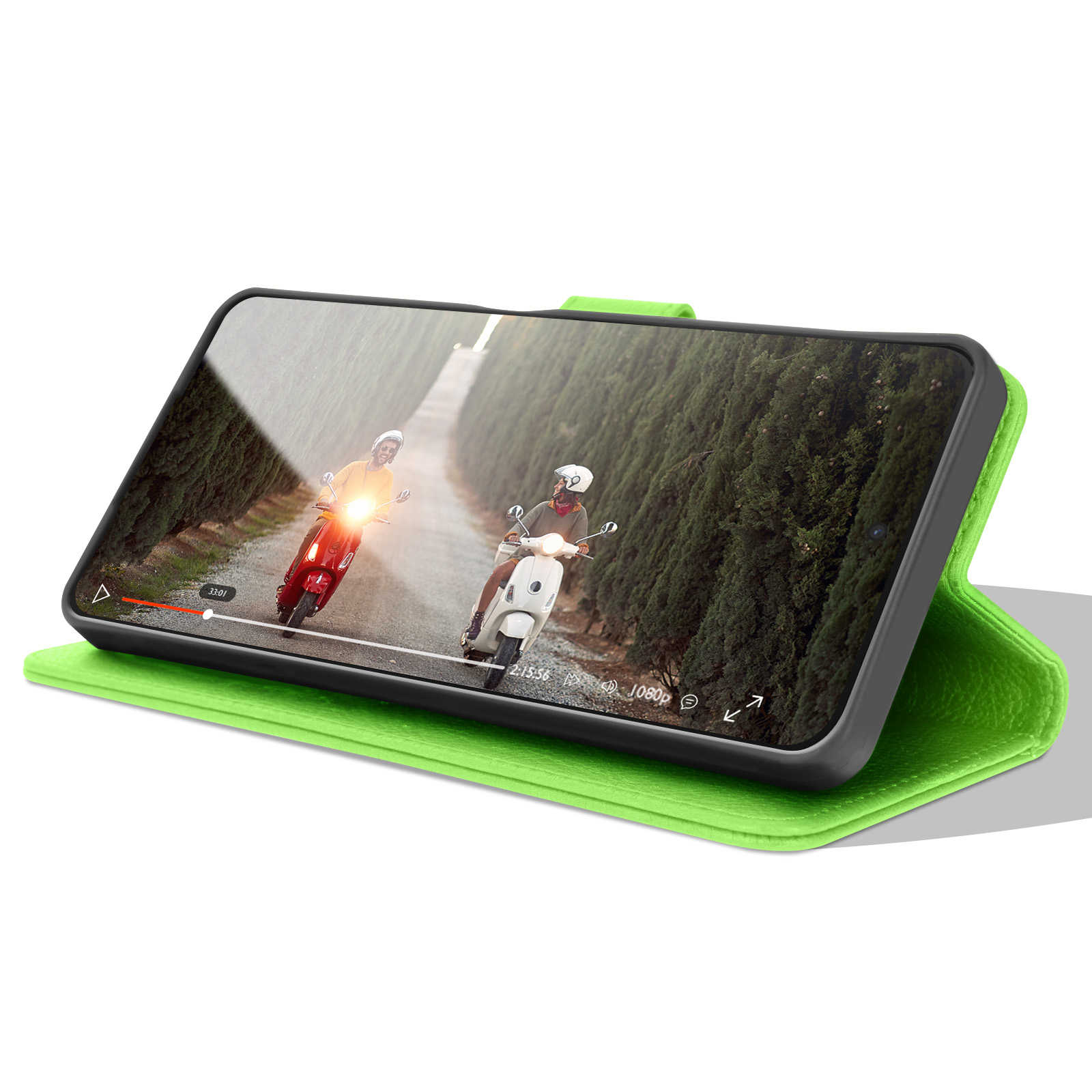 Un téléphone affiche une vidéo de deux scooters sur une route. Le téléphone est dans un étui vert.