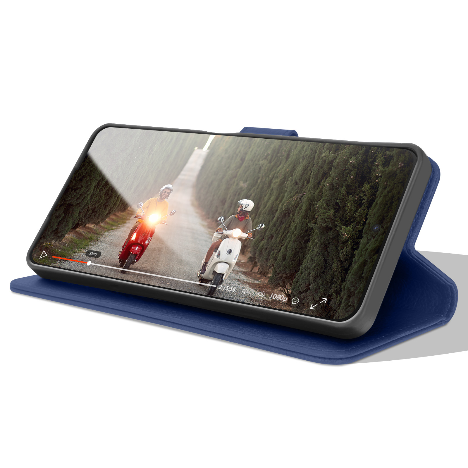 Un téléphone dans un étui bleu affiche une vidéo de deux personnes en scooter. L'arrière-plan est une route avec des arbres.