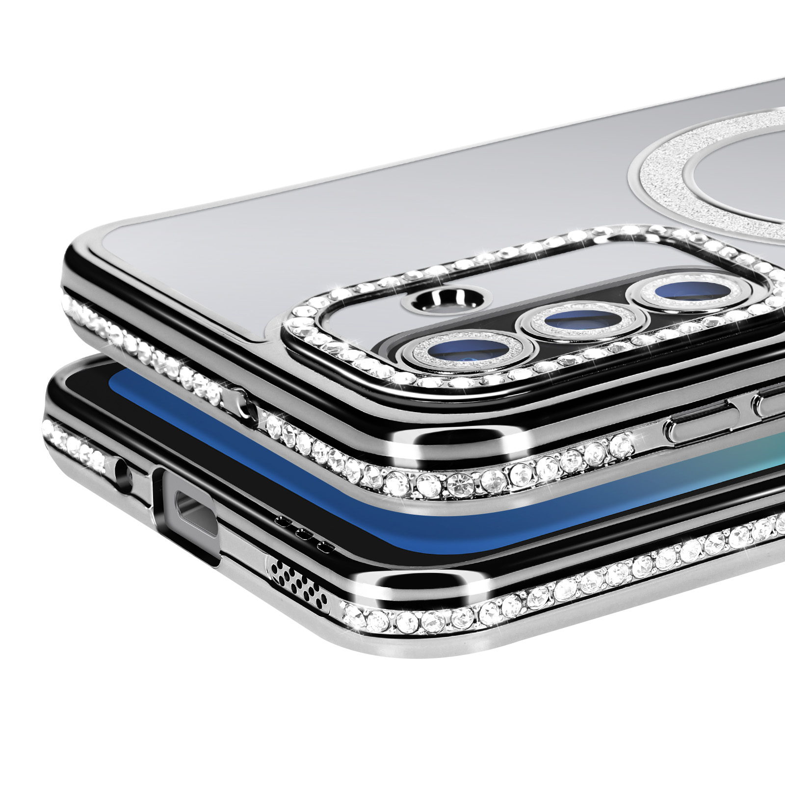 Gros plan sur une coque de téléphone argentée avec des strass. Elle a une découpe pour l'appareil photo avec trois lentilles et un anneau.