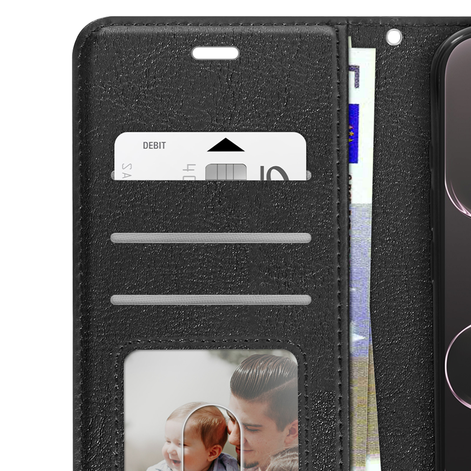 Portafoglio nero con carta, denaro e foto. Il portafoglio è aperto. Un telefono è a destra.