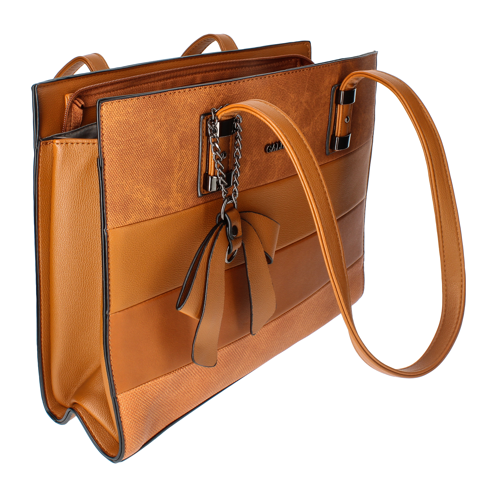 Un bolso de cuero marrón con dos asas, una cadena y un lazo. La bolsa está sobre un fondo blanco.