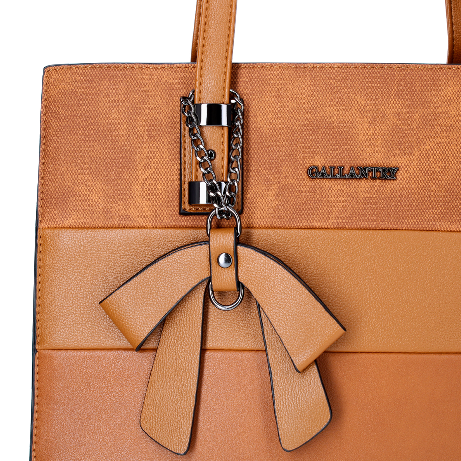 Bolso de cuero marrón con lazo y cadena plateada. La palabra 'GALLANTRY' es visible.