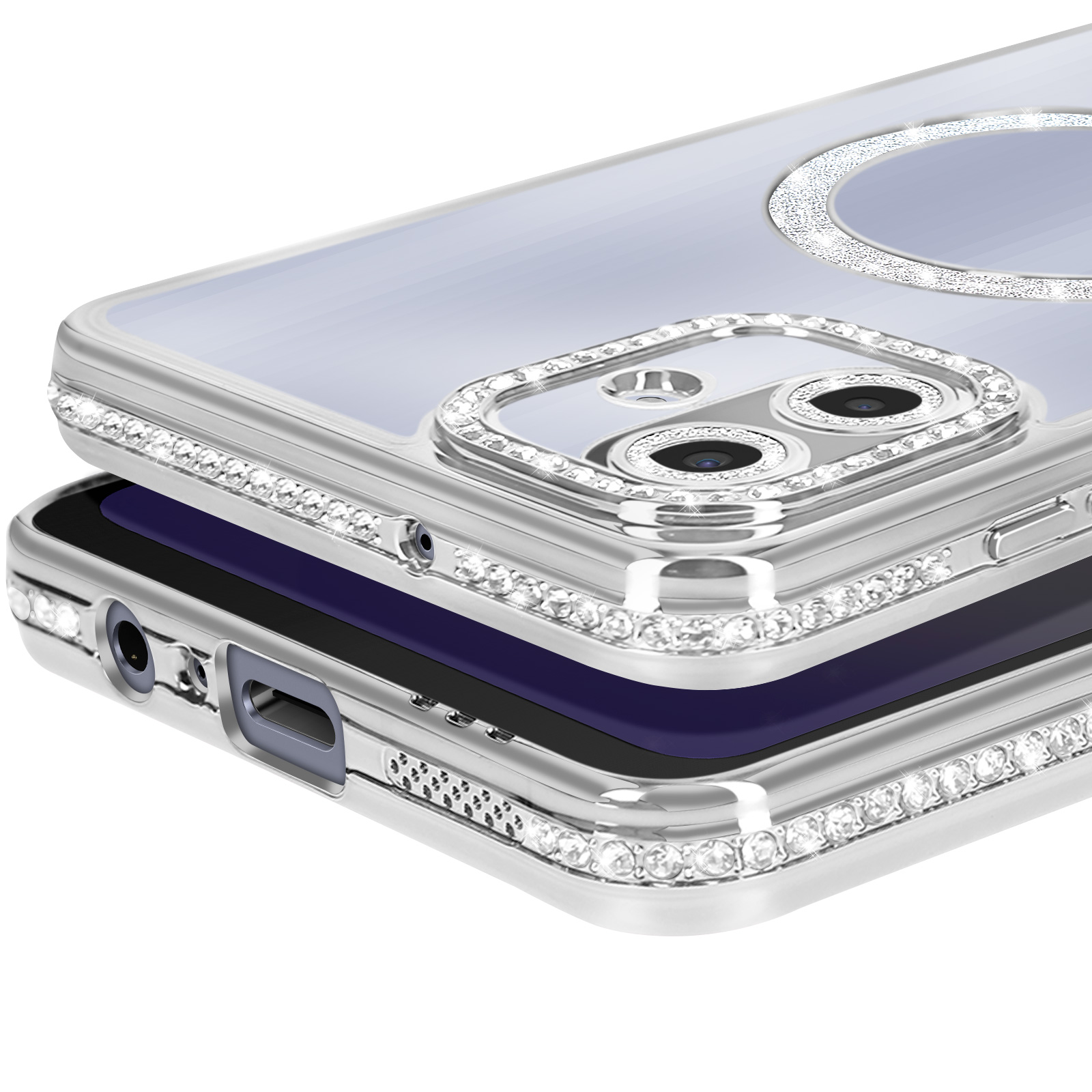 Primo piano di una custodia per telefono con strass. La custodia è argento con lati trasparenti. La fotocamera ha un cerchio di strass.