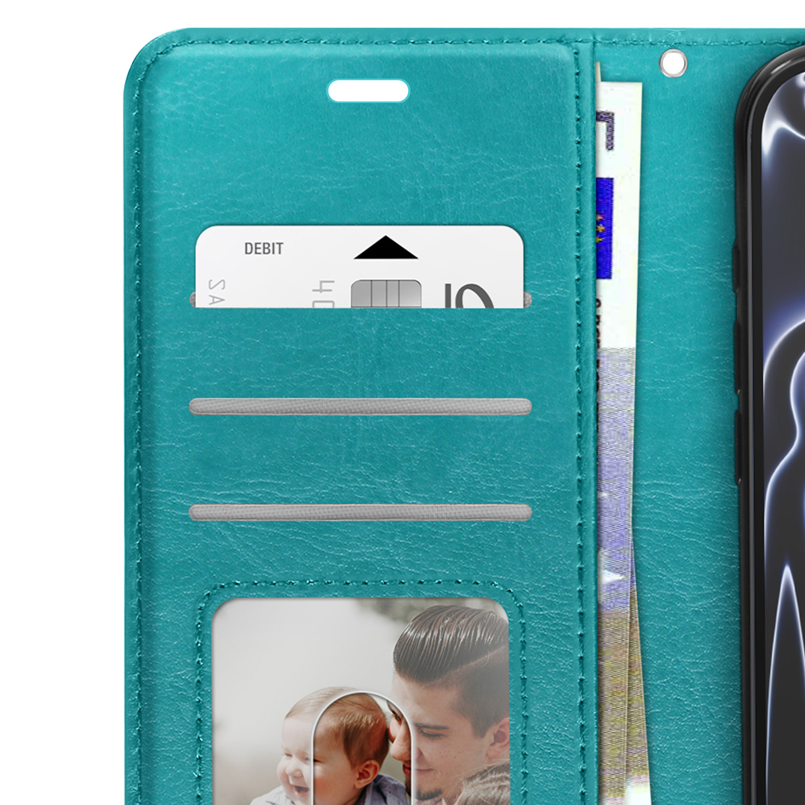 Custodia teal per telefono, contiene carta di debito, denaro e foto. Bordo del telefono visibile a destra.