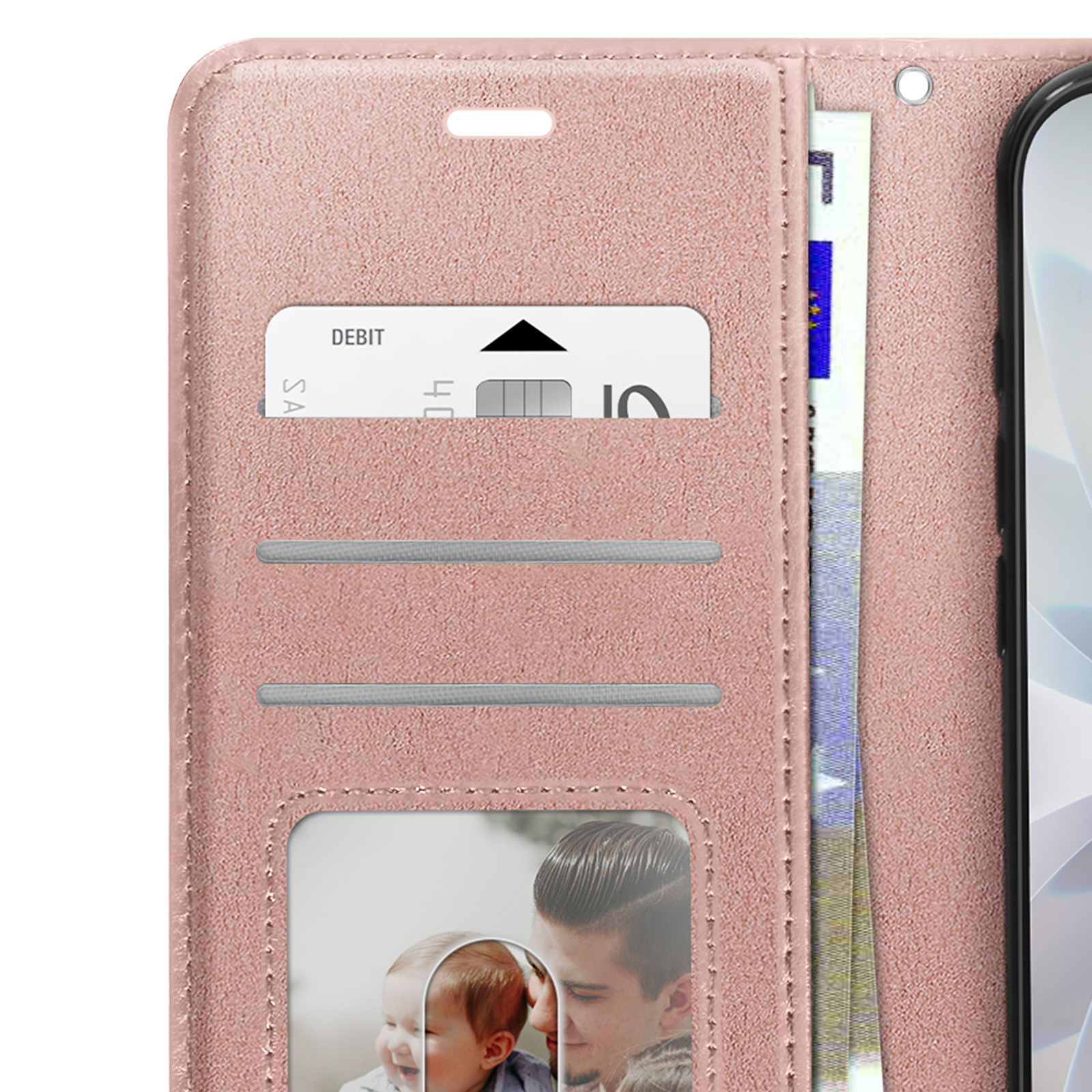Custodia rosa per telefono con carta di debito, banconota e foto di un bambino e un uomo.
