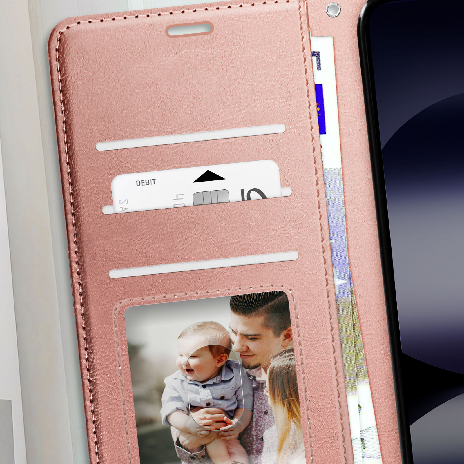 Una custodia per telefono color oro rosa con foto di famiglia, carta di debito e contanti. Un telefono è visibile a destra.
