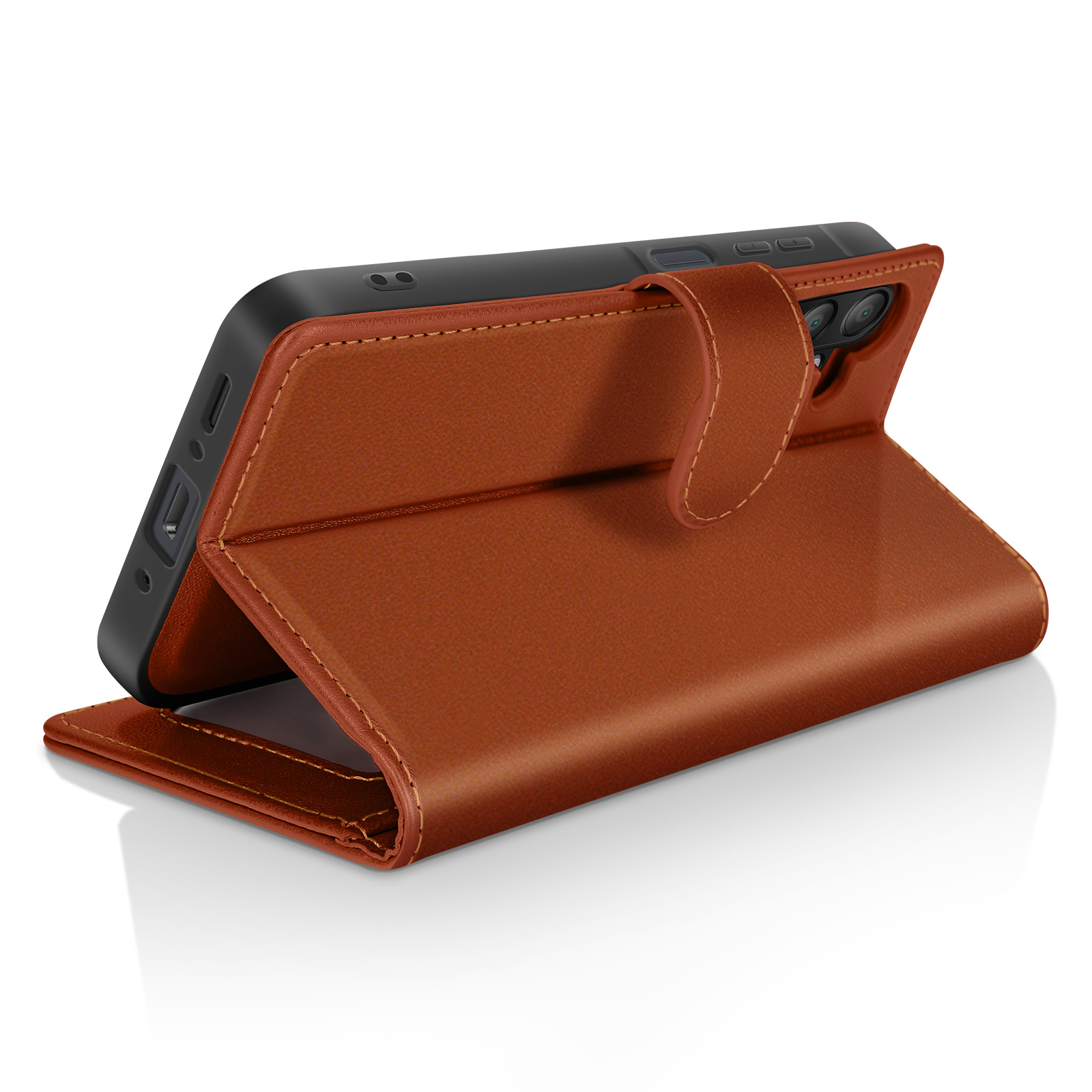 Un étui de téléphone en cuir marron est ouvert, affichant un téléphone noir. L'étui a une fermeture magnétique.