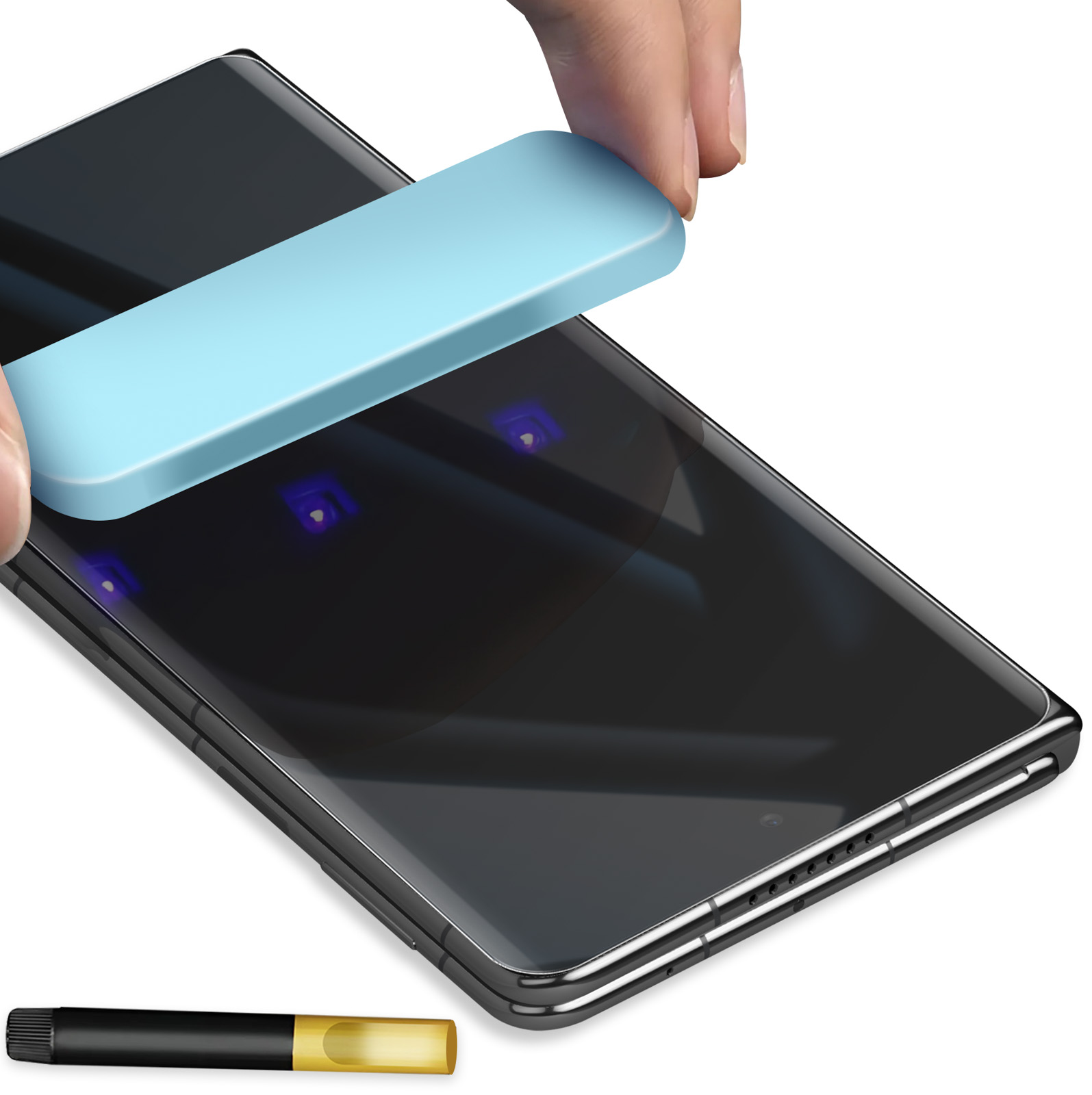 Una mano applica un applicatore azzurro a uno smartphone. Una penna stilo è sotto il telefono.