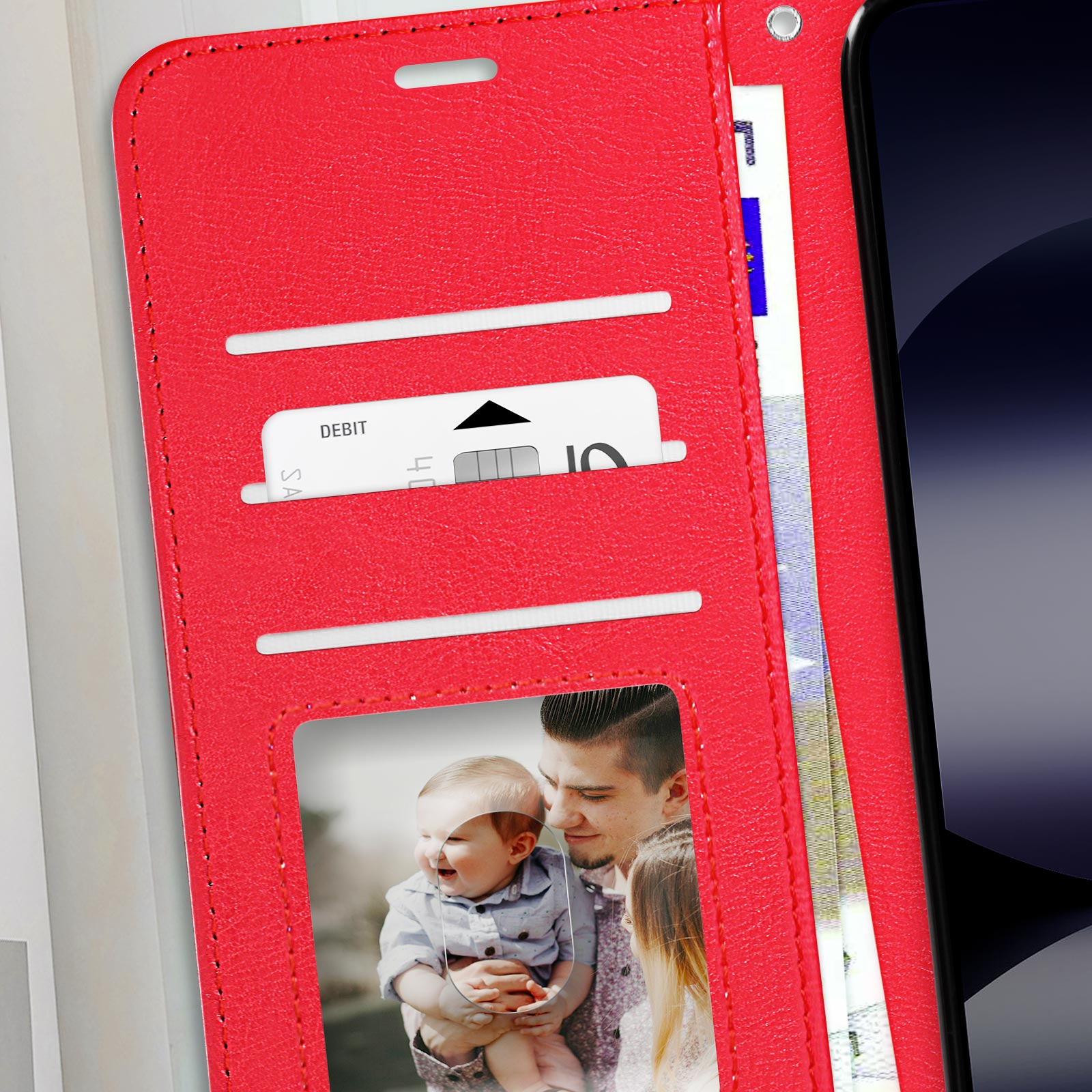 Custodia rossa per telefono con fessure per carte. Una foto di famiglia è in una finestra. Una carta di debito è visibile.