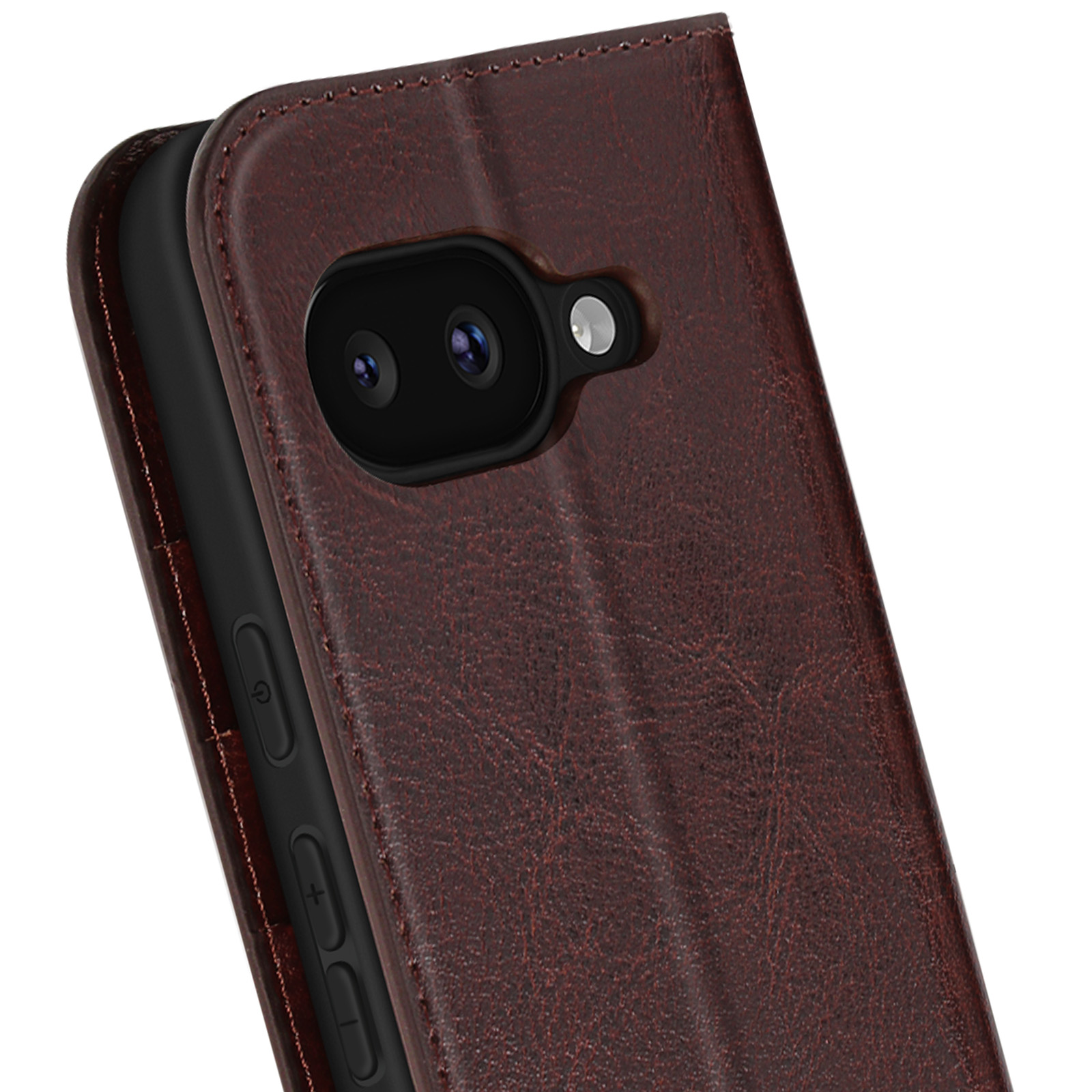 Gros plan sur un étui de téléphone en cuir marron avec un téléphone noir à l'intérieur. Les objectifs de l'appareil photo sont visibles sur le téléphone.