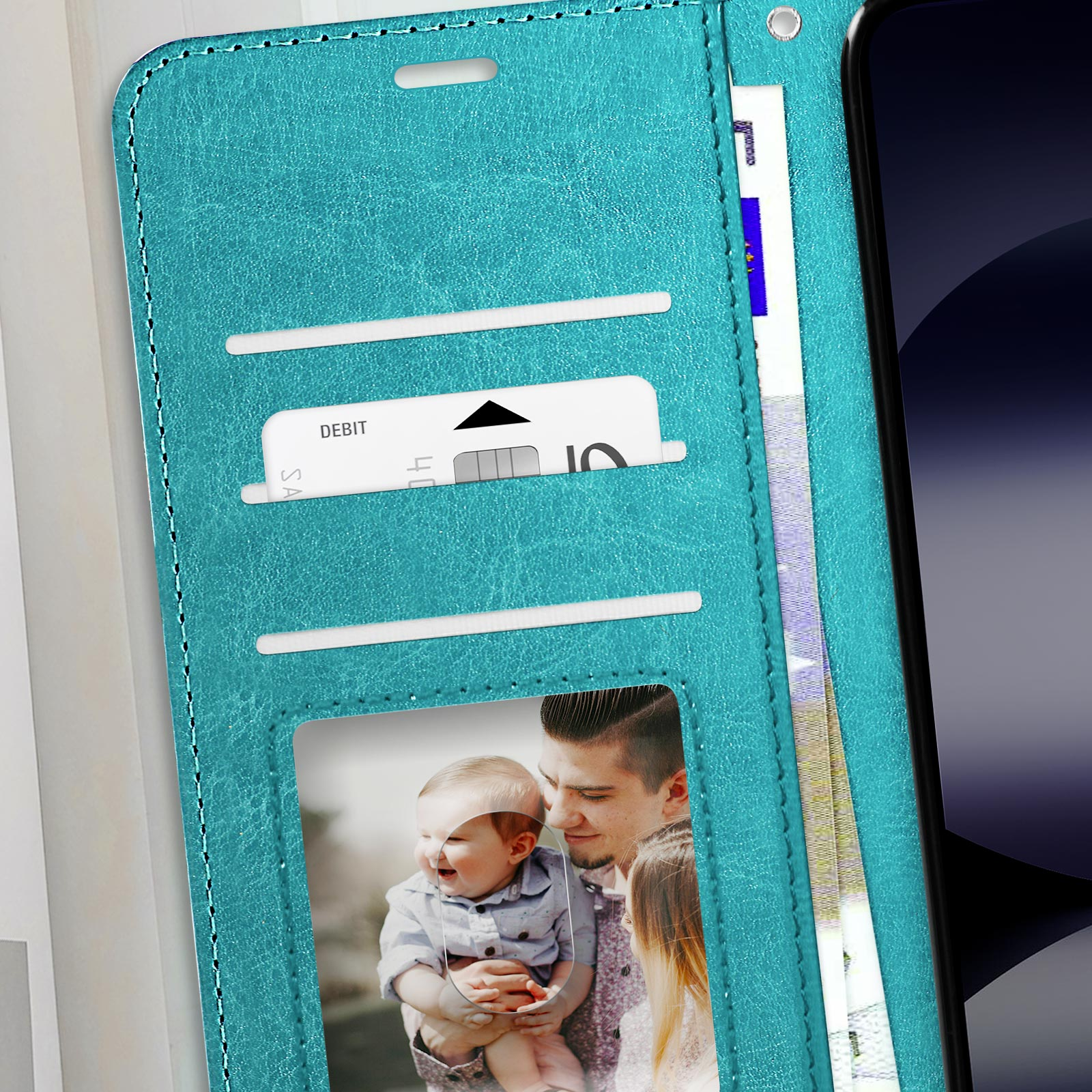 Custodia per telefono verde acqua con foto di famiglia. Ha uno slot per schede e uno smartphone all'interno.