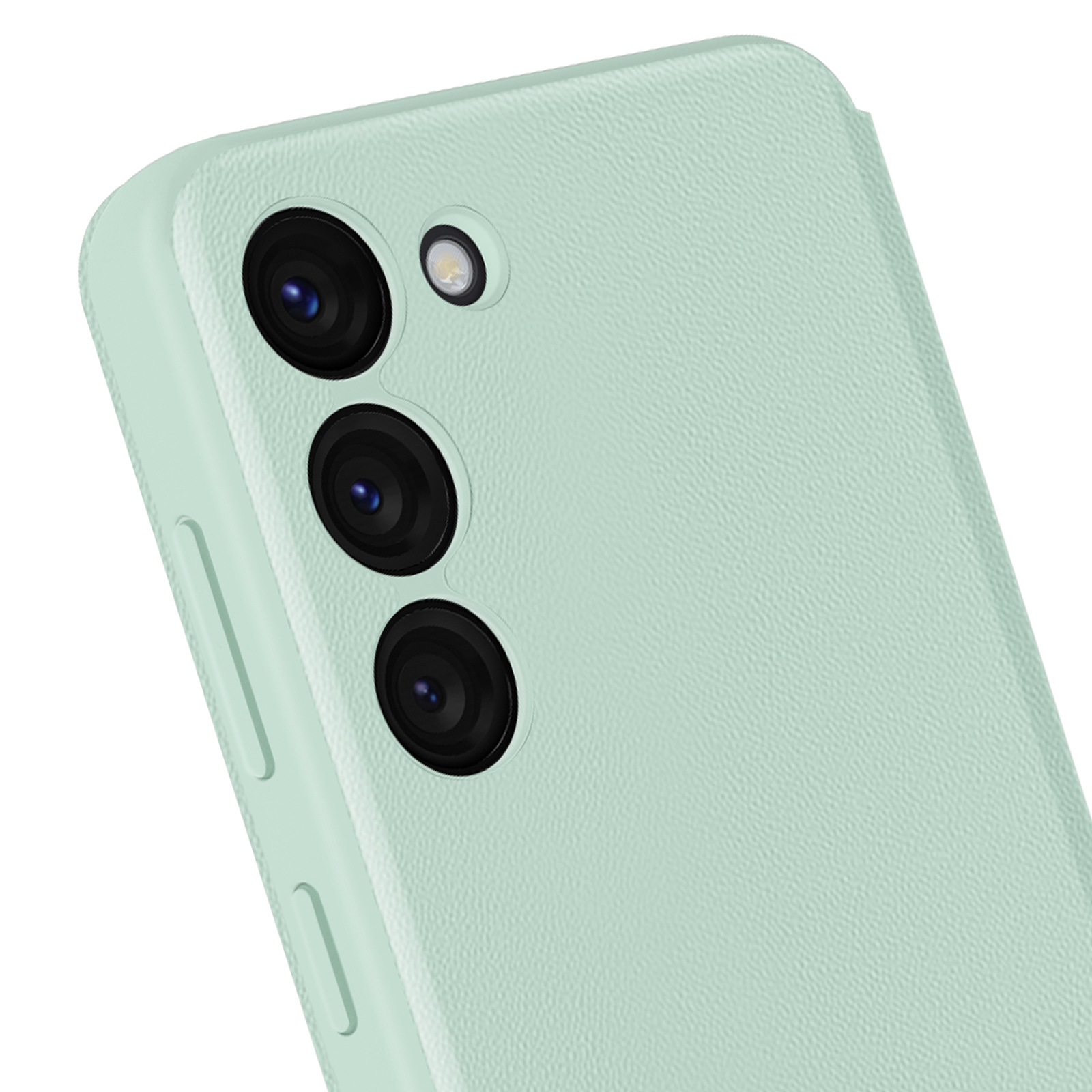 Primo piano di una custodia per telefono verde menta. Sono visibili tre lenti della fotocamera e un flash.