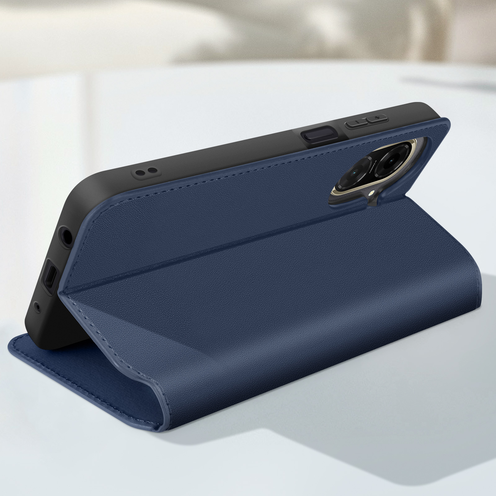 Una custodia per telefono blu scuro aperta, con un telefono nero all'interno. La custodia è su una superficie bianca.