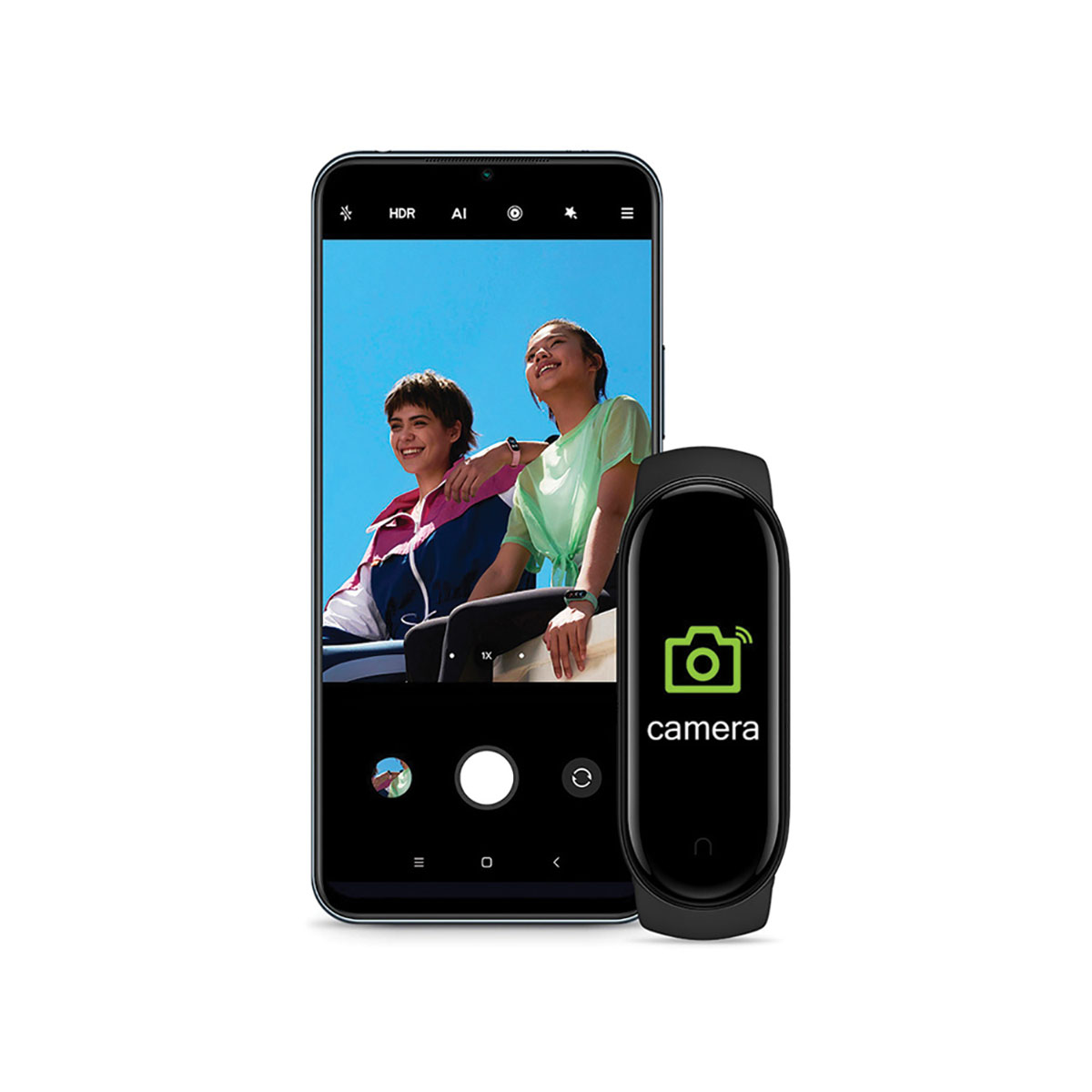 Ein Telefon zeigt zwei Frauen. Ein schwarzer Fitness-Tracker zeigt ein Kamerasymbol. Der Hintergrund ist ein strahlend blauer Himmel.