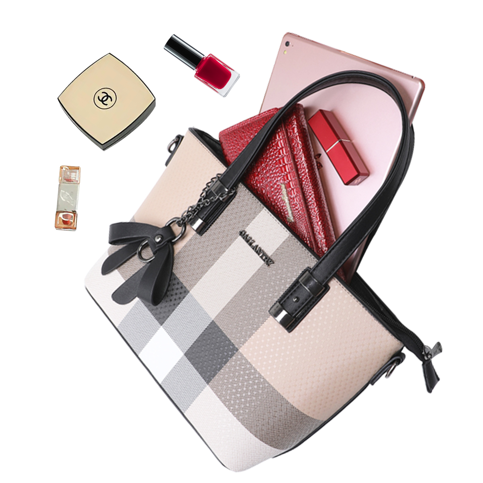Un bolso beige y a cuadros está lleno de objetos como una cartera roja, lápiz labial y una tableta. Maquillaje y esmalte de uñas están cerca.