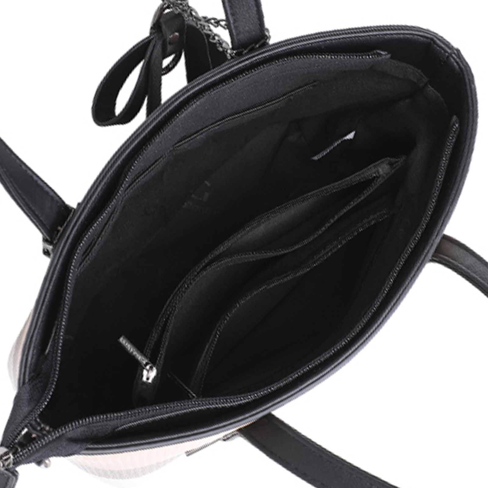 Bolso tote negro abierto con múltiples bolsillos interiores. Asa y correa de cadena visibles. Cremalleras presentes.