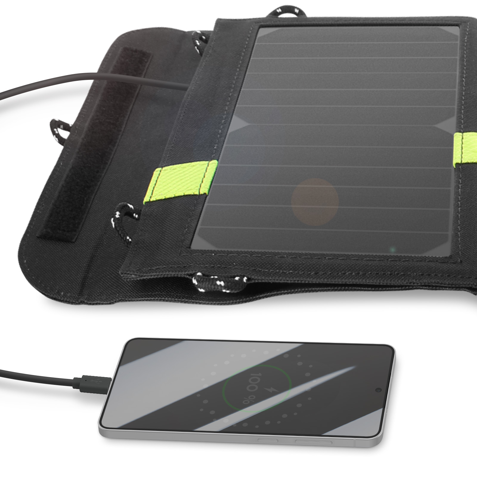 Ein Telefon wird über ein Solarpanel geladen. Das Telefon zeigt 100 % geladen an. Das Panel ist schwarz und mit dem Telefon verbunden.