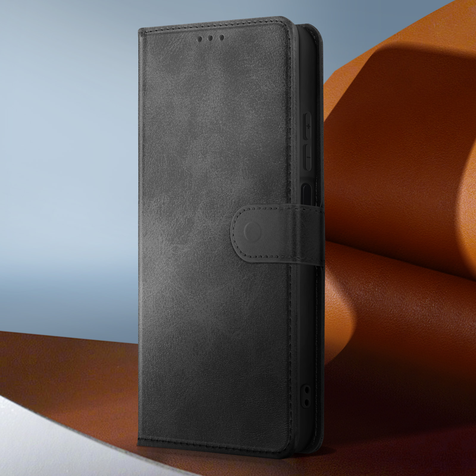 Custodia per telefono in pelle nera con chiusura magnetica. Sfondo con sfumatura blu e marrone.