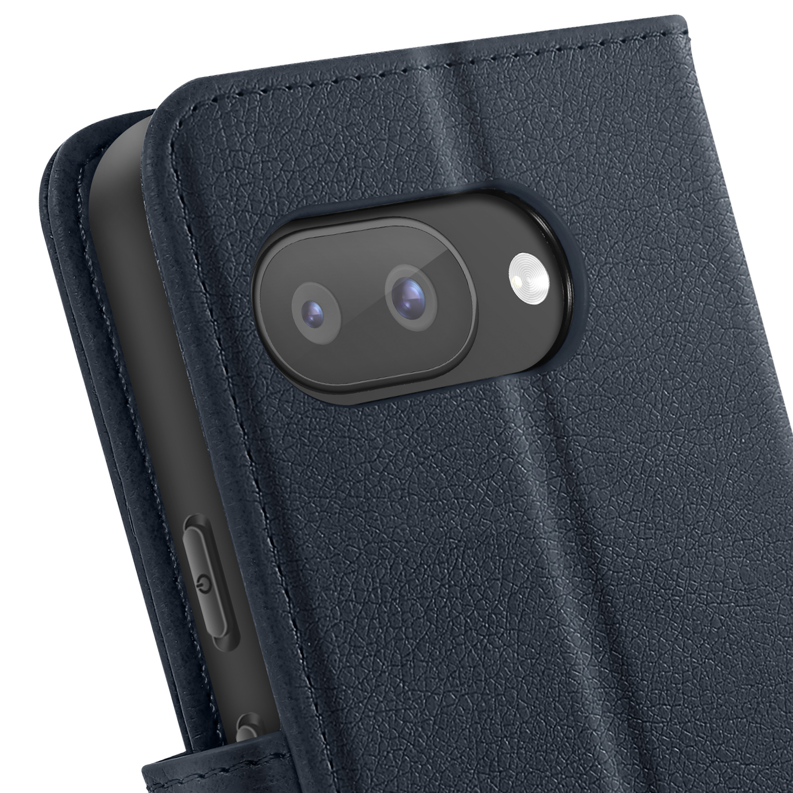 Primo piano di un telefono in una custodia di pelle blu. Le lenti della fotocamera sono visibili. La custodia è dettagliata e strutturata.