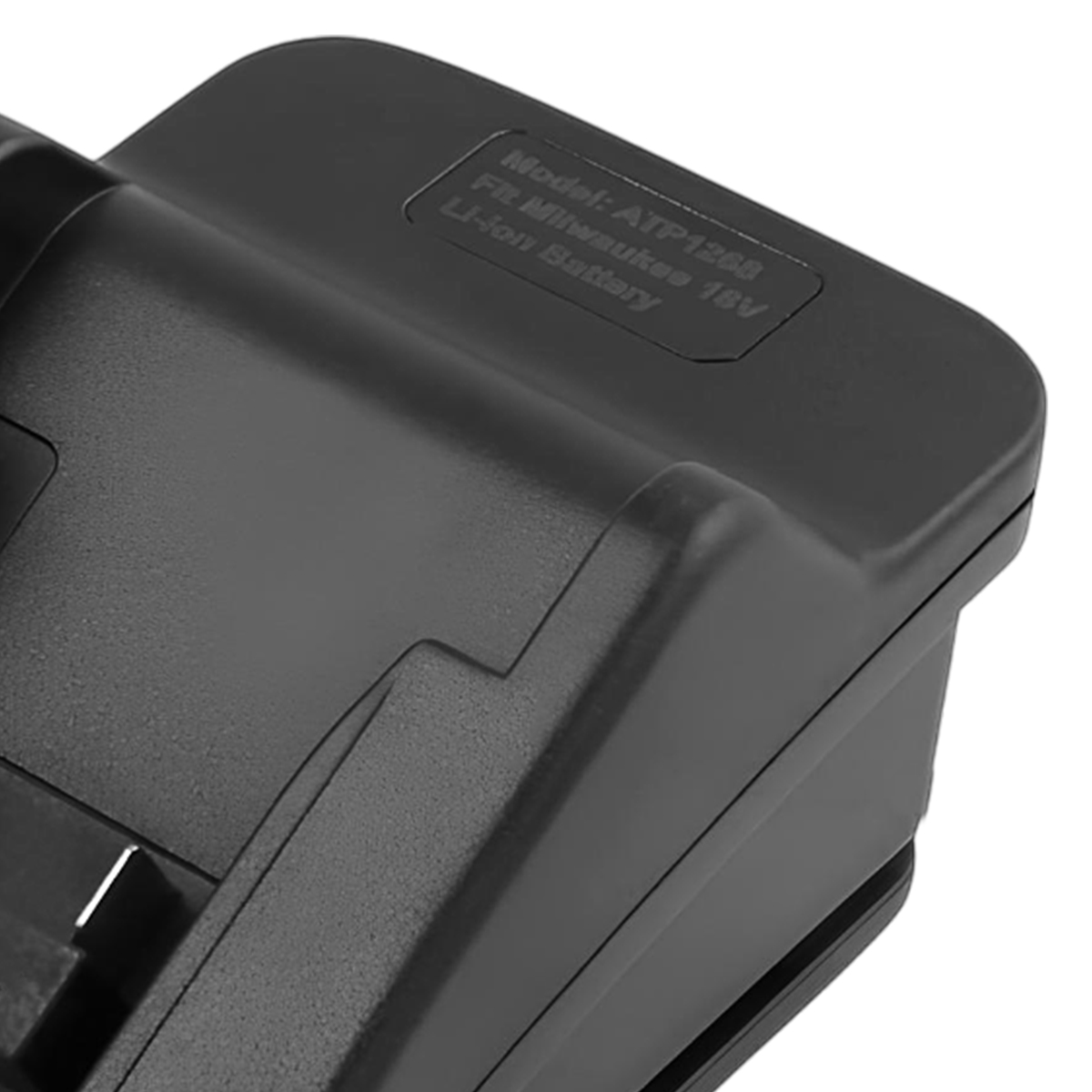 Nahaufnahme eines schwarzen Batterieladegeräts. Der Text lautet: Modell ATP1268, passend für Milwaukee 18V, Li-Ion-Akku.