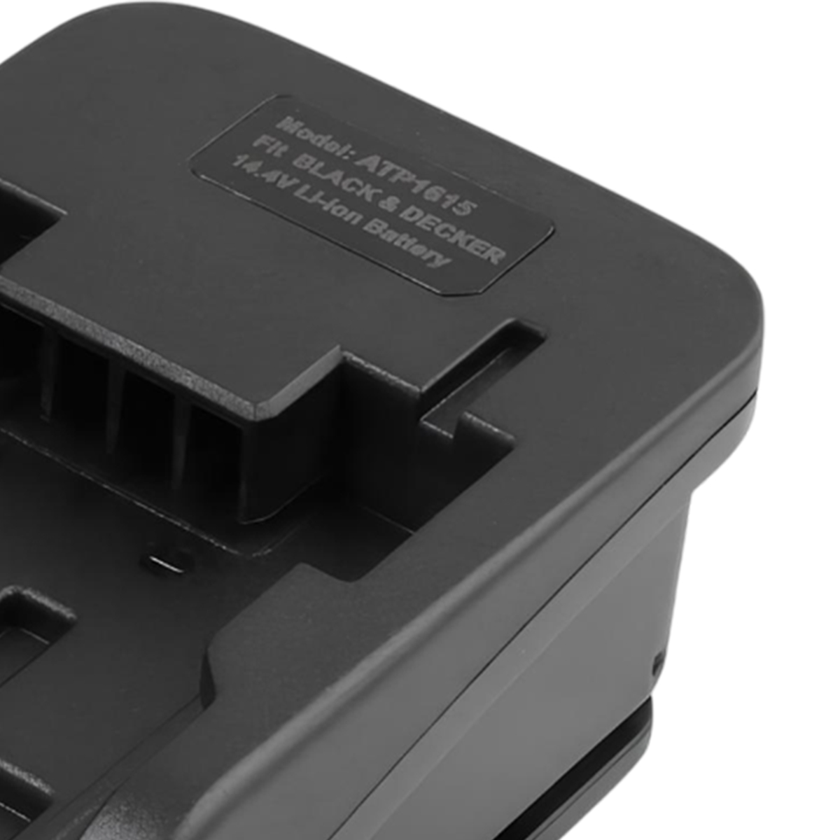 Nahaufnahme eines schwarzen Batterieladegeräts. Es hat ein Etikett mit dem Text 'Model: ATP1615' und 'Fit BLACK & DECKER 14.4V Li-Ion Battery'.