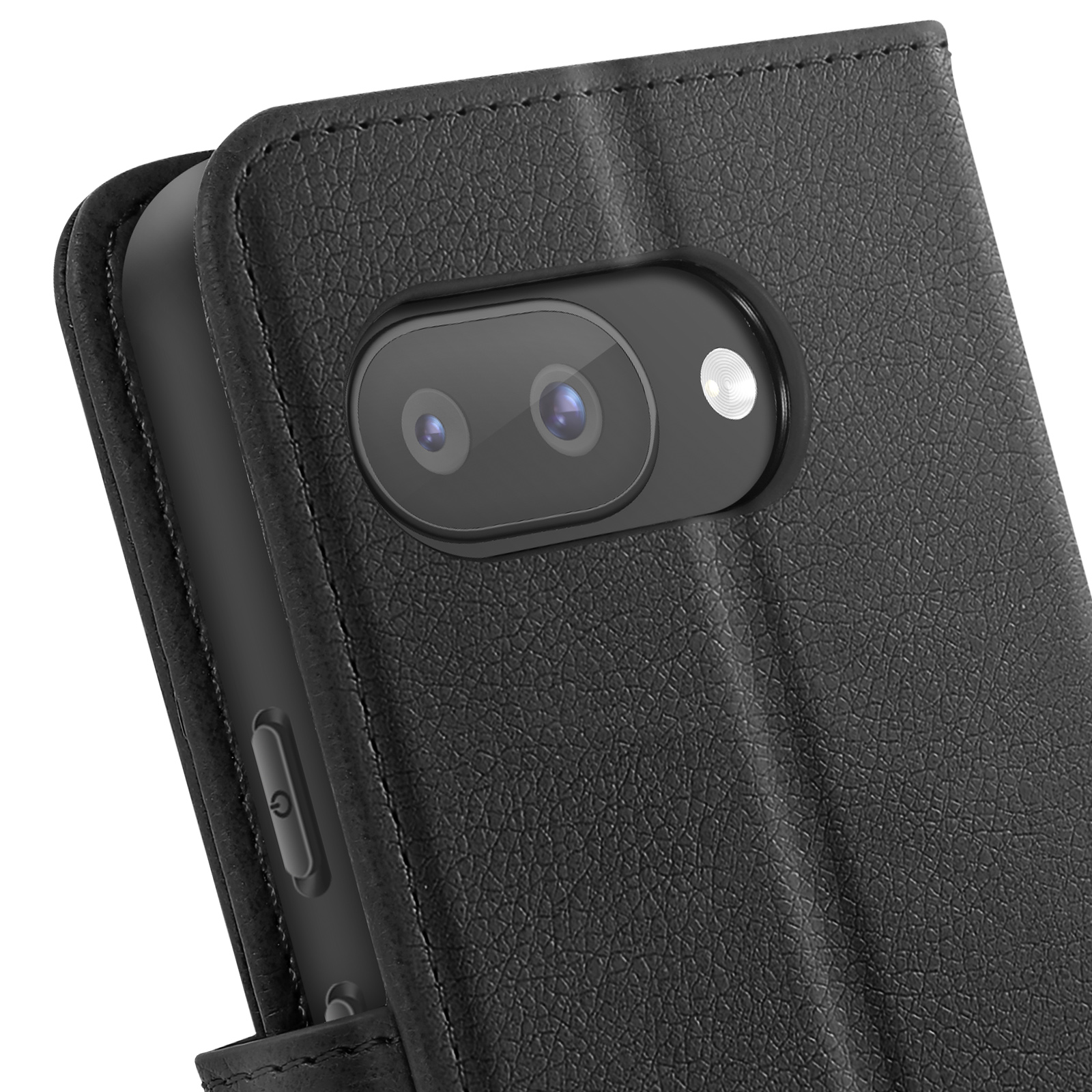 Close-up van een zwarte telefoon in een hoesje. De camera, flitser en aan/uit-knop zijn zichtbaar.