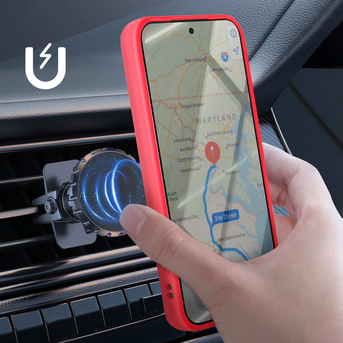 Een telefoon met rode hoes toont een kaart. Hij wordt in een auto gehouden, gemonteerd op een magnetische houder. De route op de kaart is gemarkeerd.