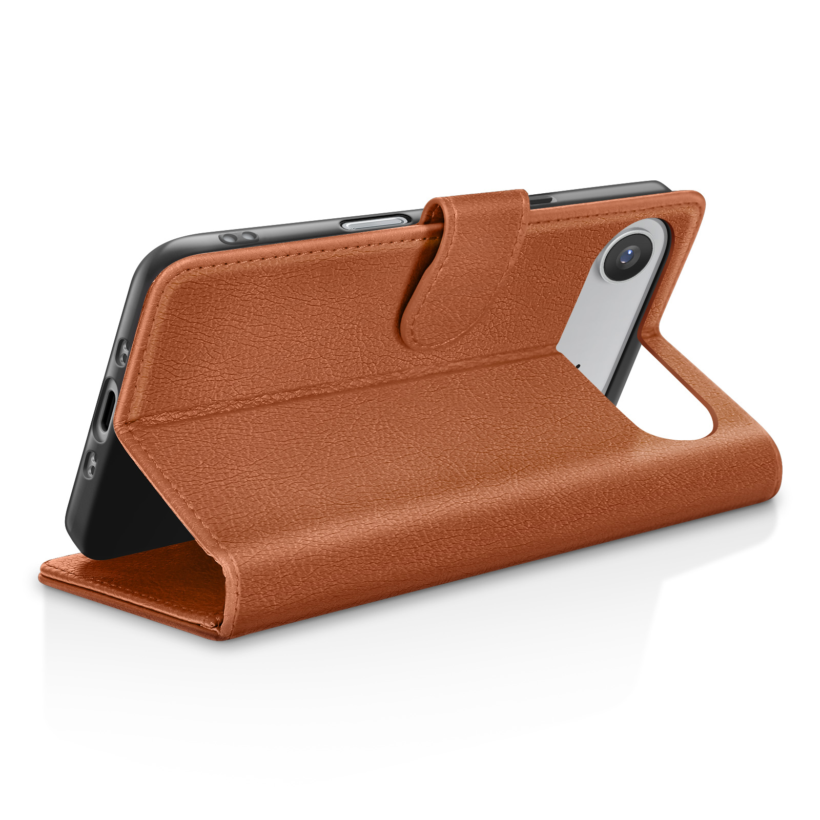 Un étui de téléphone en cuir marron est ouvert, tenant un téléphone noir. L'étui est sur une surface blanche.