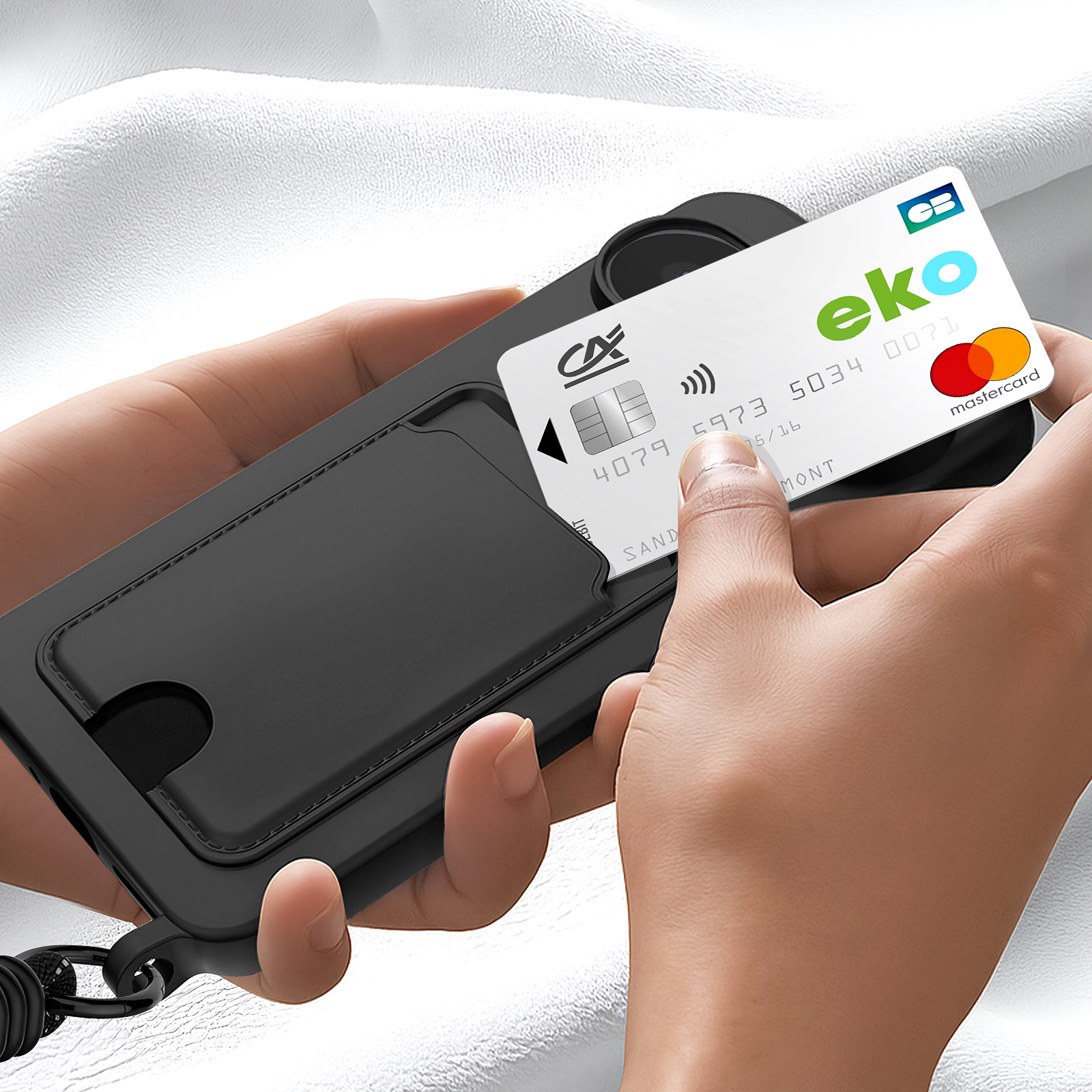 Handen houden een zwarte telefoonhoes met een creditcard vast. De kaart heeft een logo, nummers en een Mastercard-symbool.