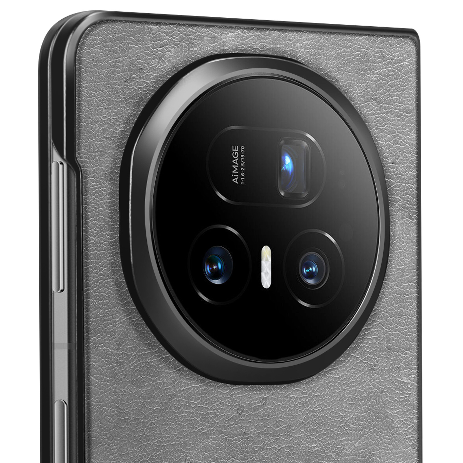 Gros plan du module caméra d'un téléphone avec plusieurs lentilles et un dos gris texturé. Les lentilles sont dans un cadre circulaire noir.