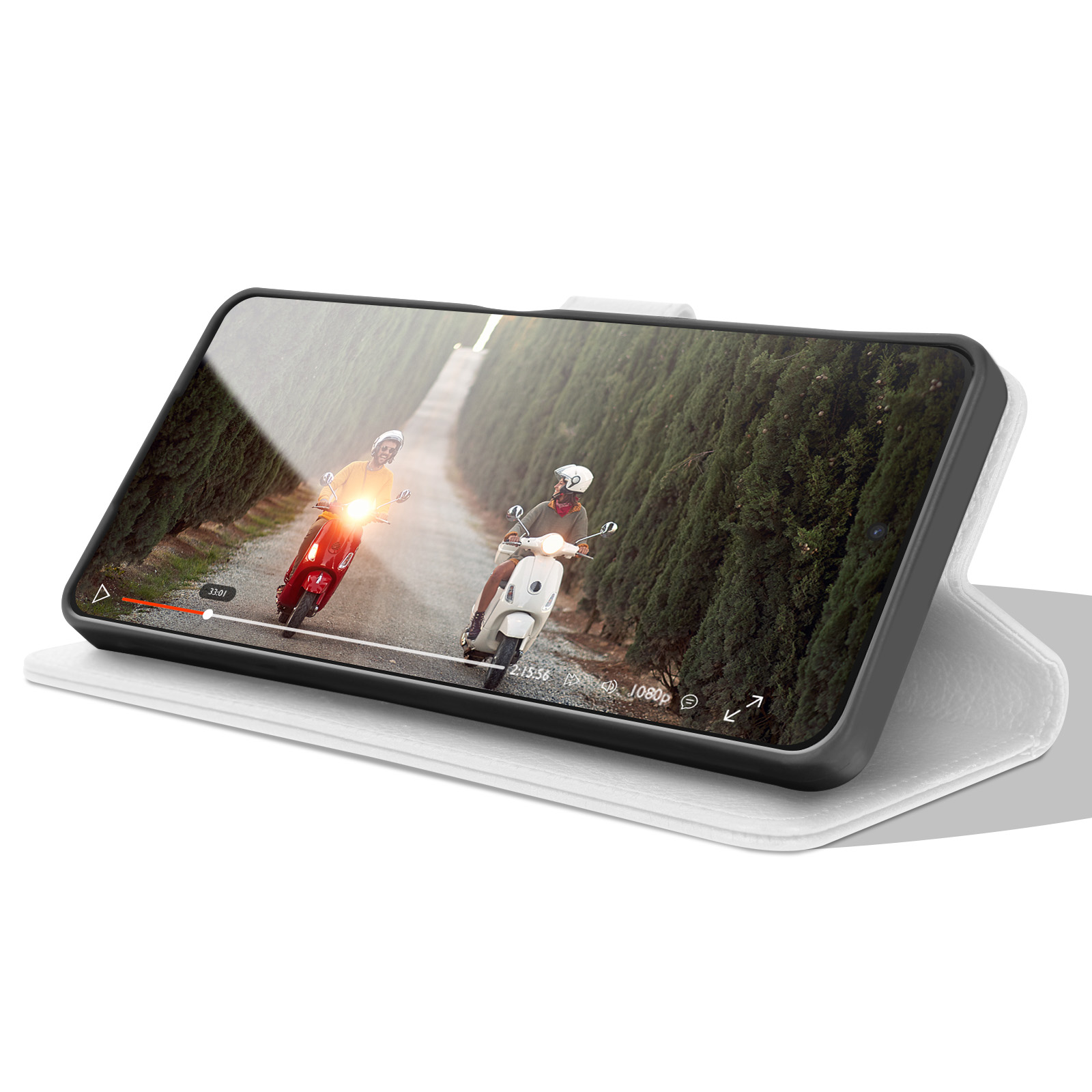 Un smartphone affiche une vidéo de deux scooters sur une route. Le téléphone est dans un étui blanc.