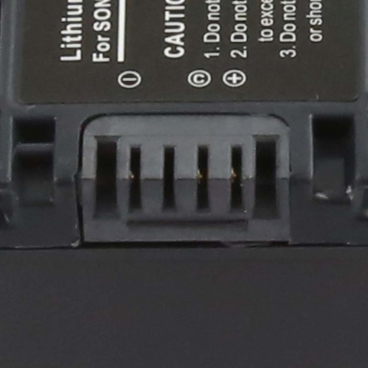 Primo piano di un connettore nero con 5 slot, parte di un dispositivo. Il testo sul dispositivo recita 'Litio' e 'ATTENZIONE'.