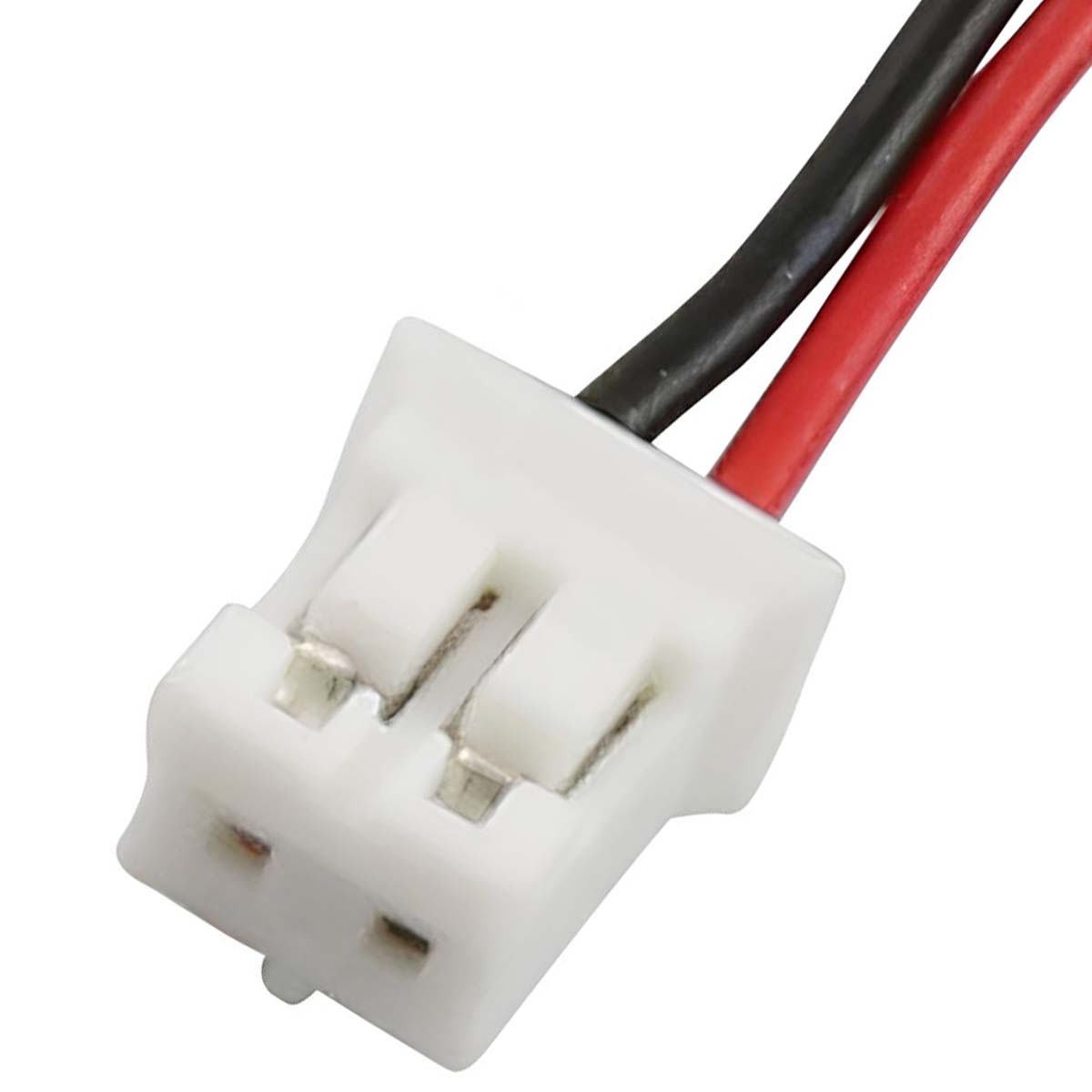 Ein weißer Stecker mit zwei Metallstiften. Schwarze und rote Drähte sind angeschlossen. Der Hintergrund ist weiß.