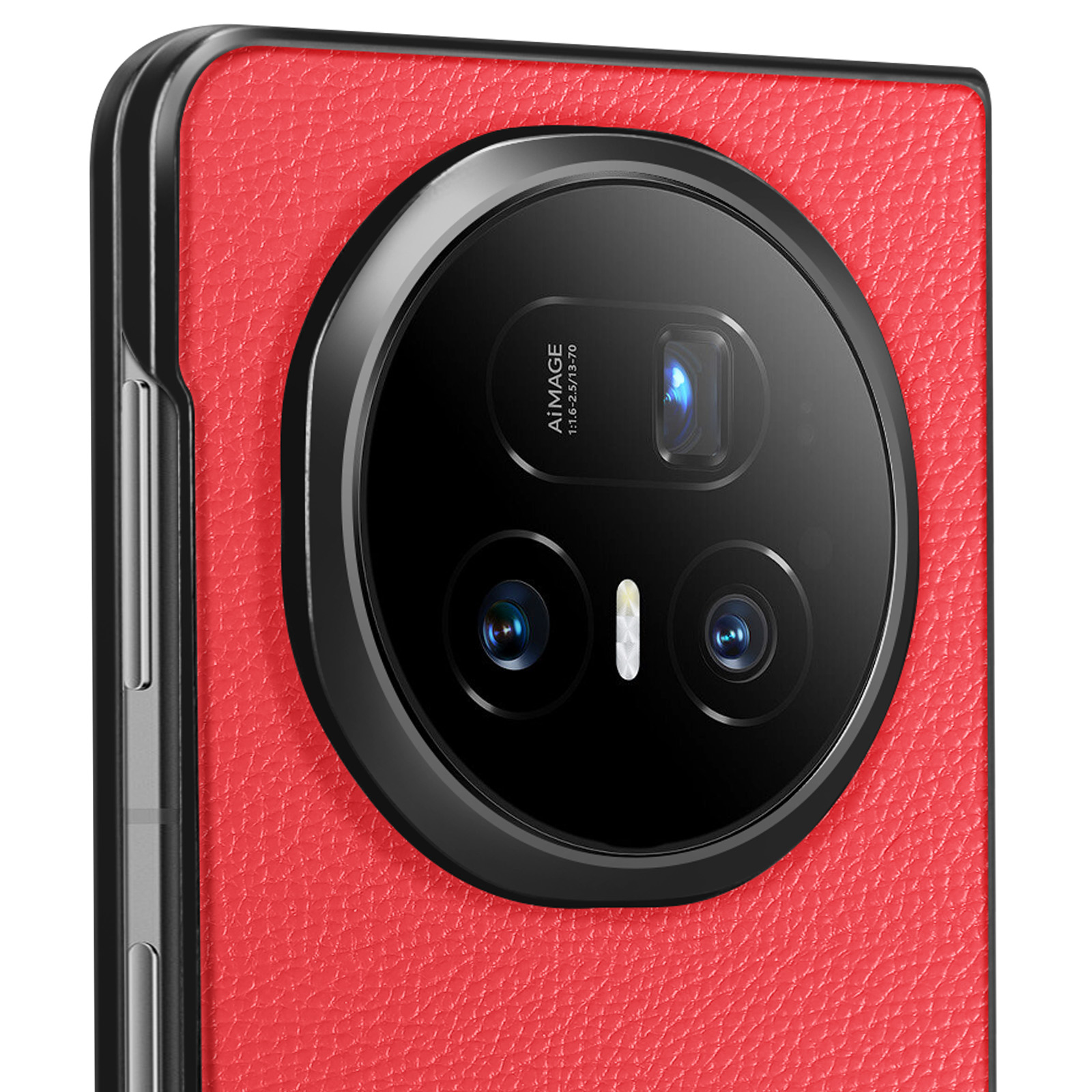 Gros plan sur l'objectif d'un appareil photo de téléphone. Dos en cuir rouge. Anneau et détail noirs de l'objectif. Inscription AiIMAGE.