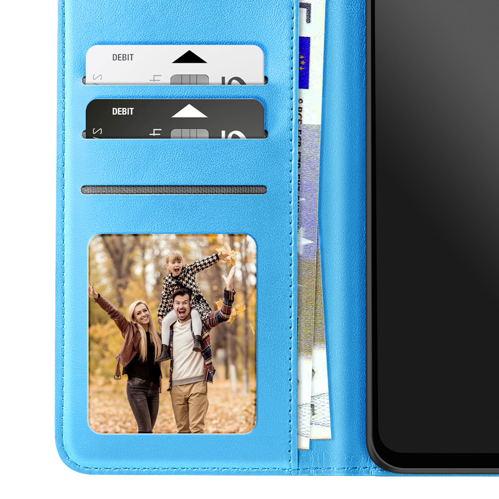 Custodia blu per telefono con carte e foto di famiglia. Nella foto una famiglia con un bambino sulle spalle del padre.