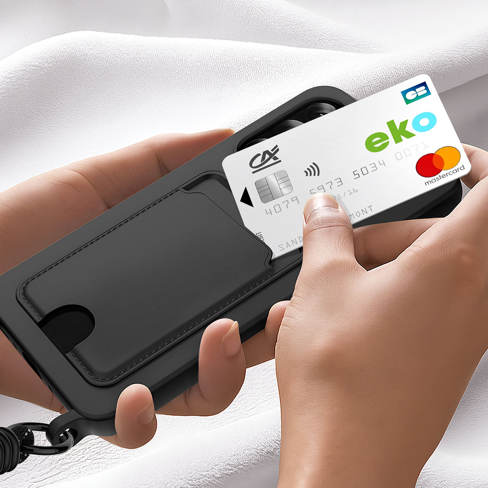 Una mano tiene una custodia nera per telefono con una carta di credito. La carta di credito è bianca con il logo eko e Mastercard.