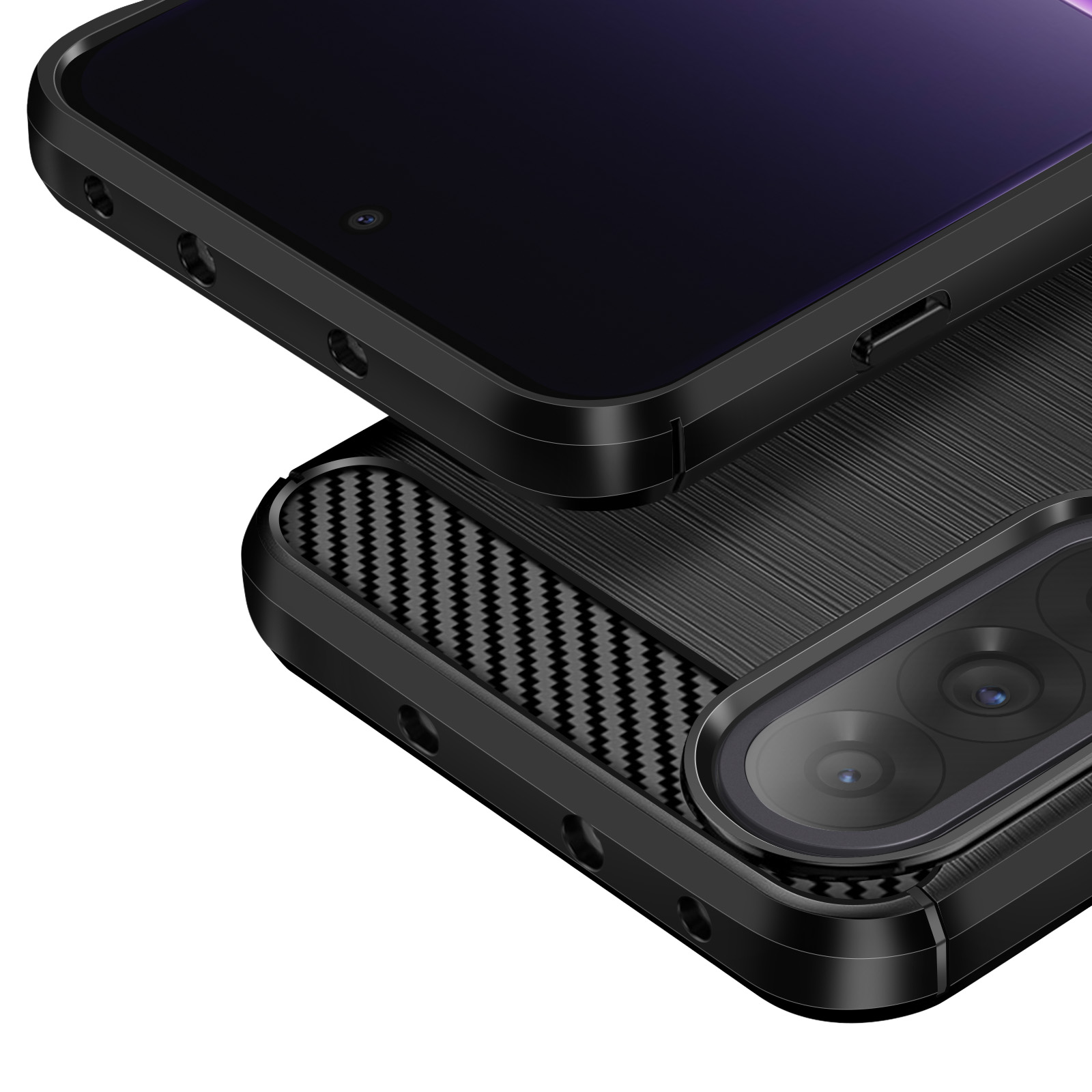 Gros plan sur un téléphone noir avec un étui de protection. L'étui a une texture en fibre de carbone et un module caméra.