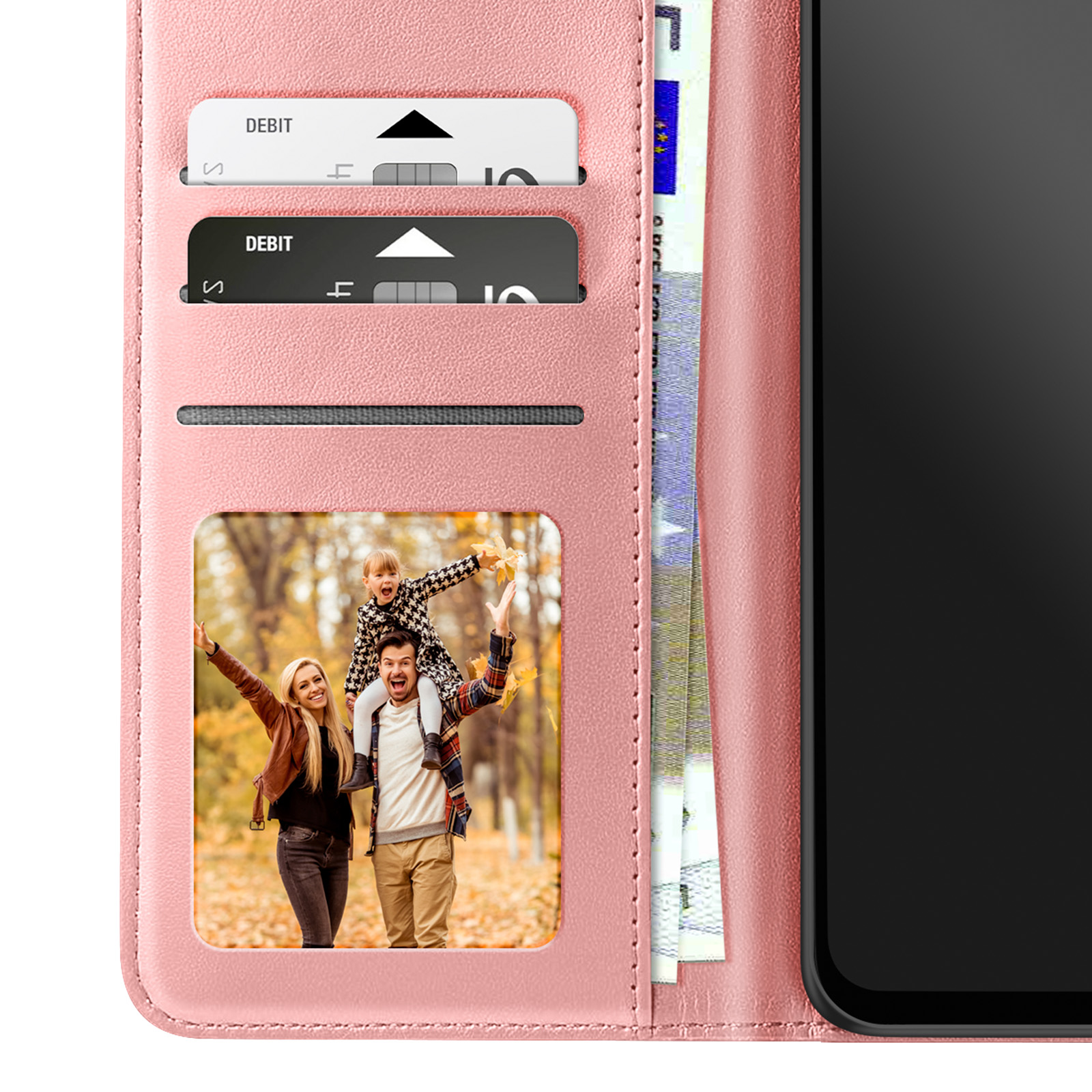 Custodia rosa per telefono con foto di famiglia. Carte di debito nelle fessure. Foto con genitori e figlio.
