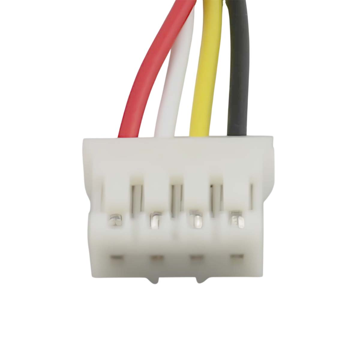 Un connecteur blanc avec quatre fils : rouge, blanc, jaune et noir. Les fils sont connectés au connecteur par le haut.