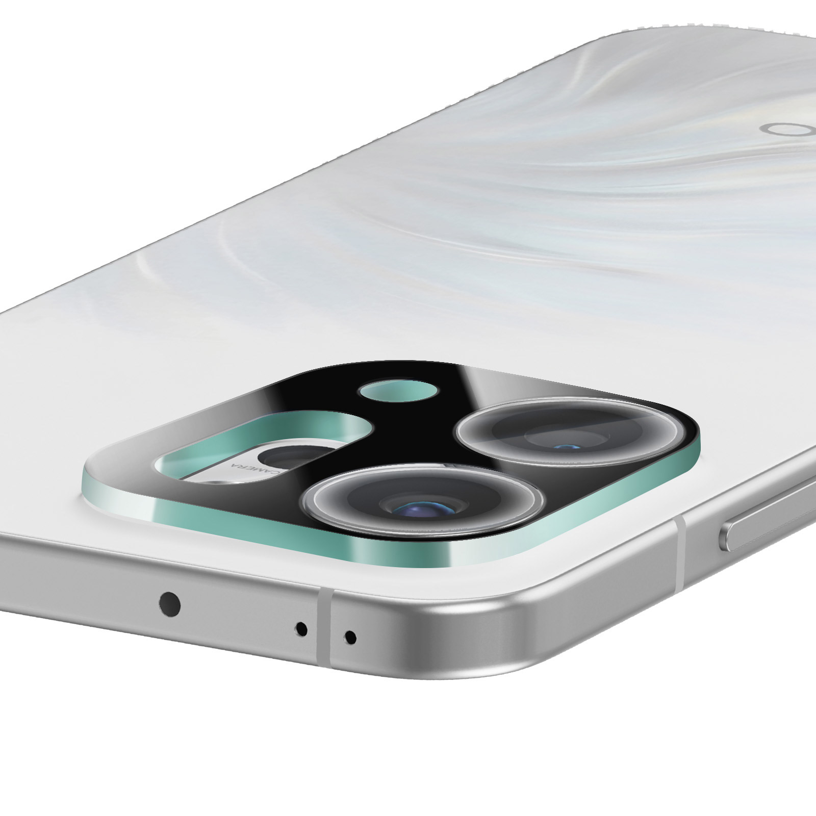 Close-up van een witte smartphone. Het heeft een drievoudige cameralensmodule en een metalen frame. De achtergrond is wit.