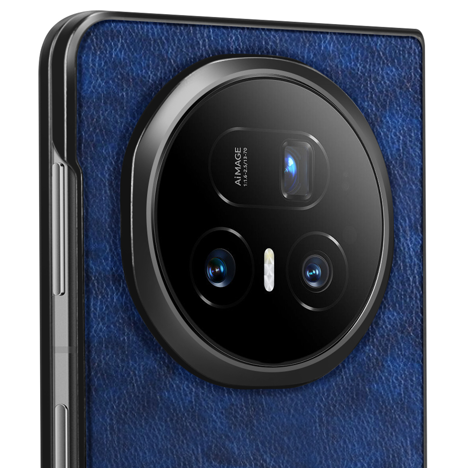 Close-up van de cameramodule van een telefoon met meerdere lenzen, omringd door een zwart frame en blauw getextureerd leer.
