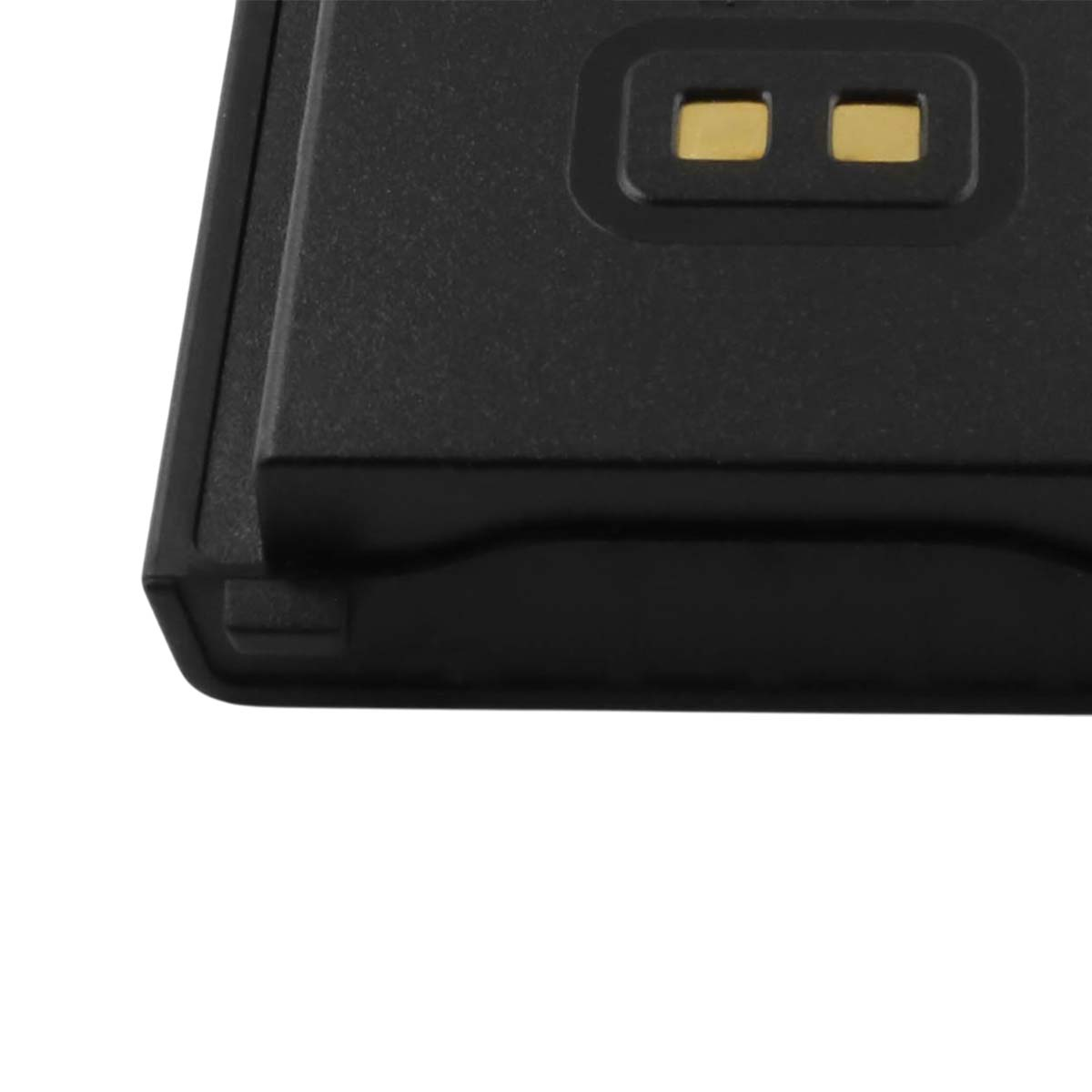 Primo piano di un dispositivo rettangolare nero con due fessure rettangolari dorate. Sfondo bianco. Il bordo del dispositivo è visibile.