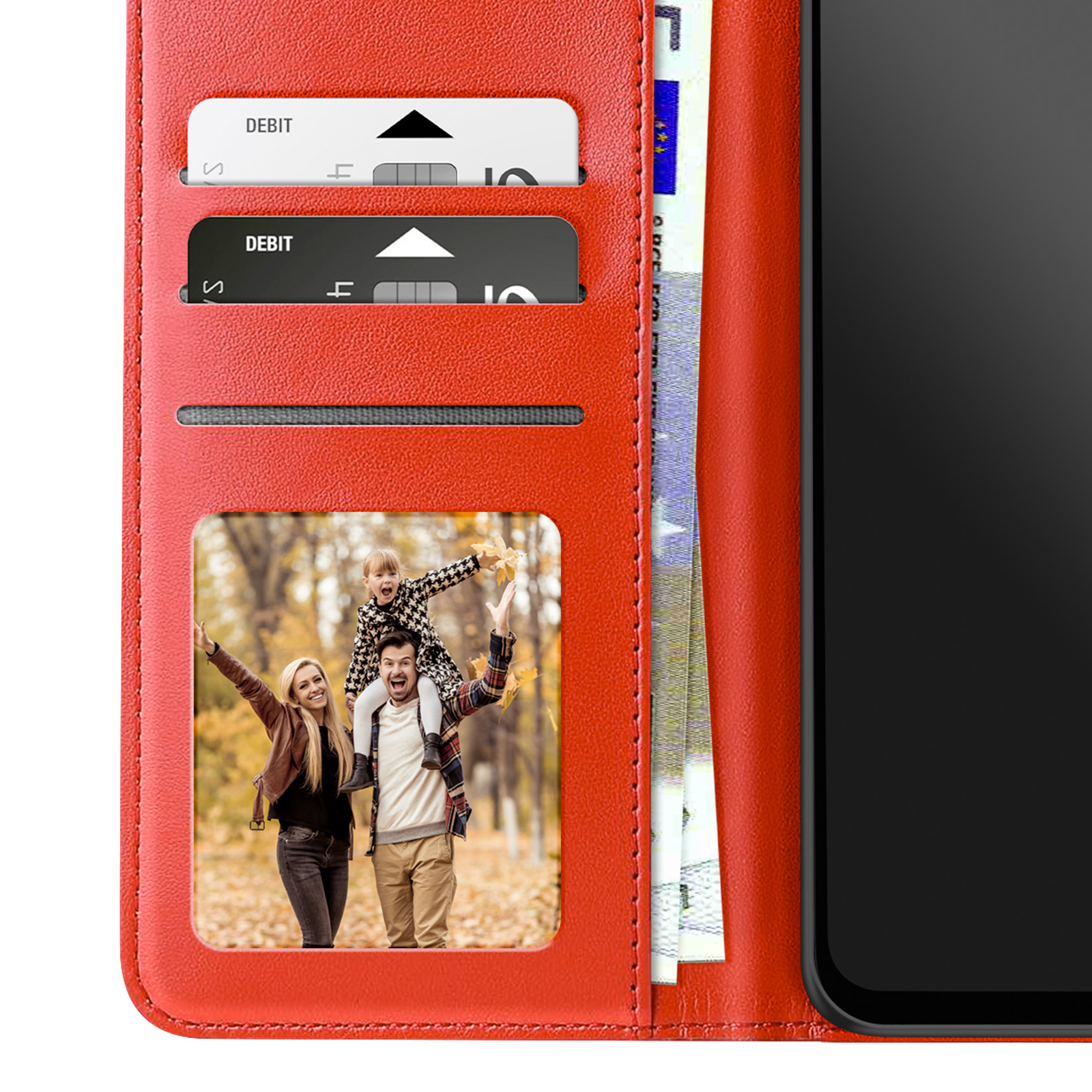 Custodia rossa per telefono con carte di debito e foto di famiglia. Una famiglia sorride e la figlia è sulle spalle del padre.